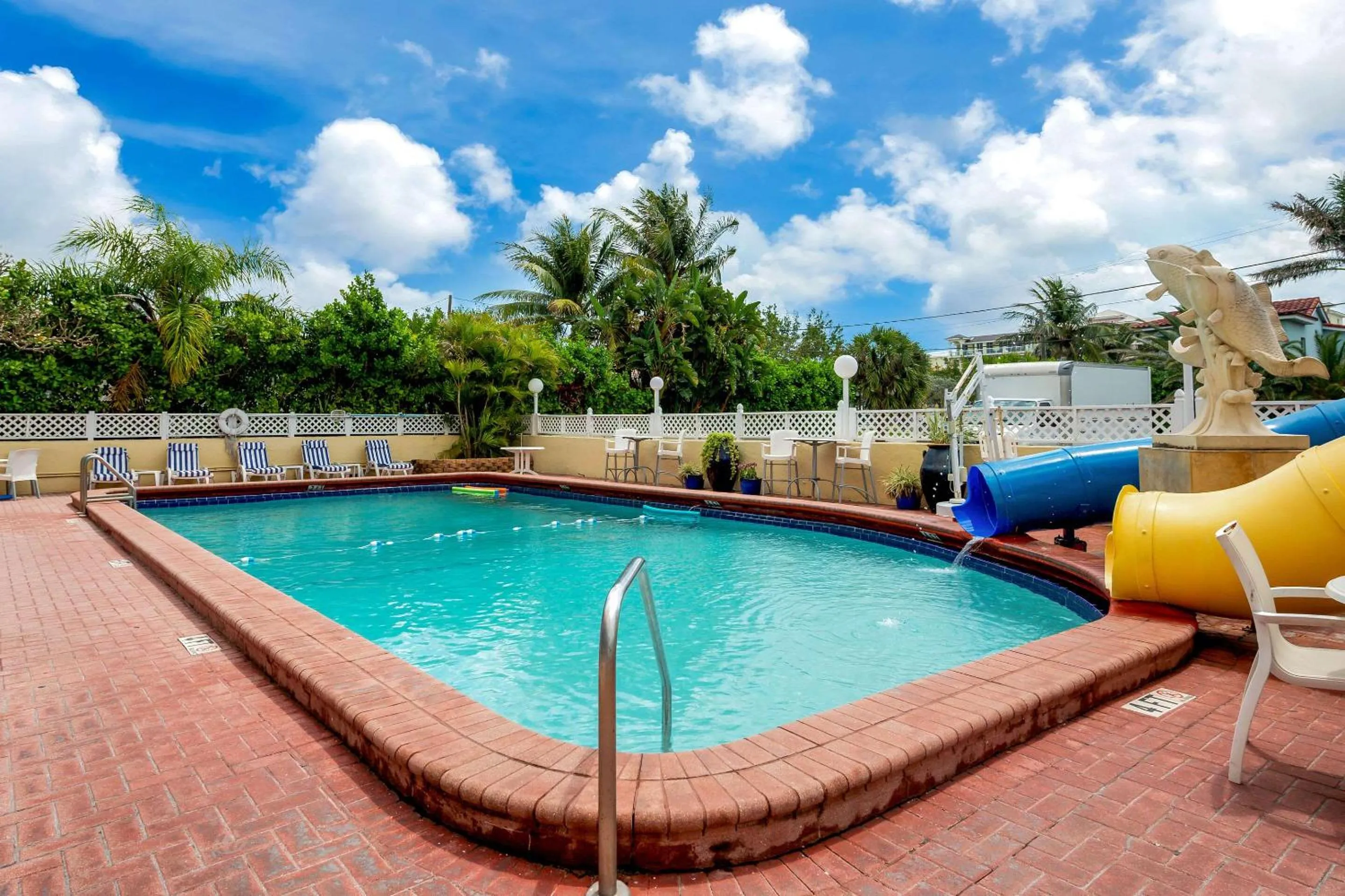 Swimming pool in Comfort Inn Oceanside Deerfield Beach