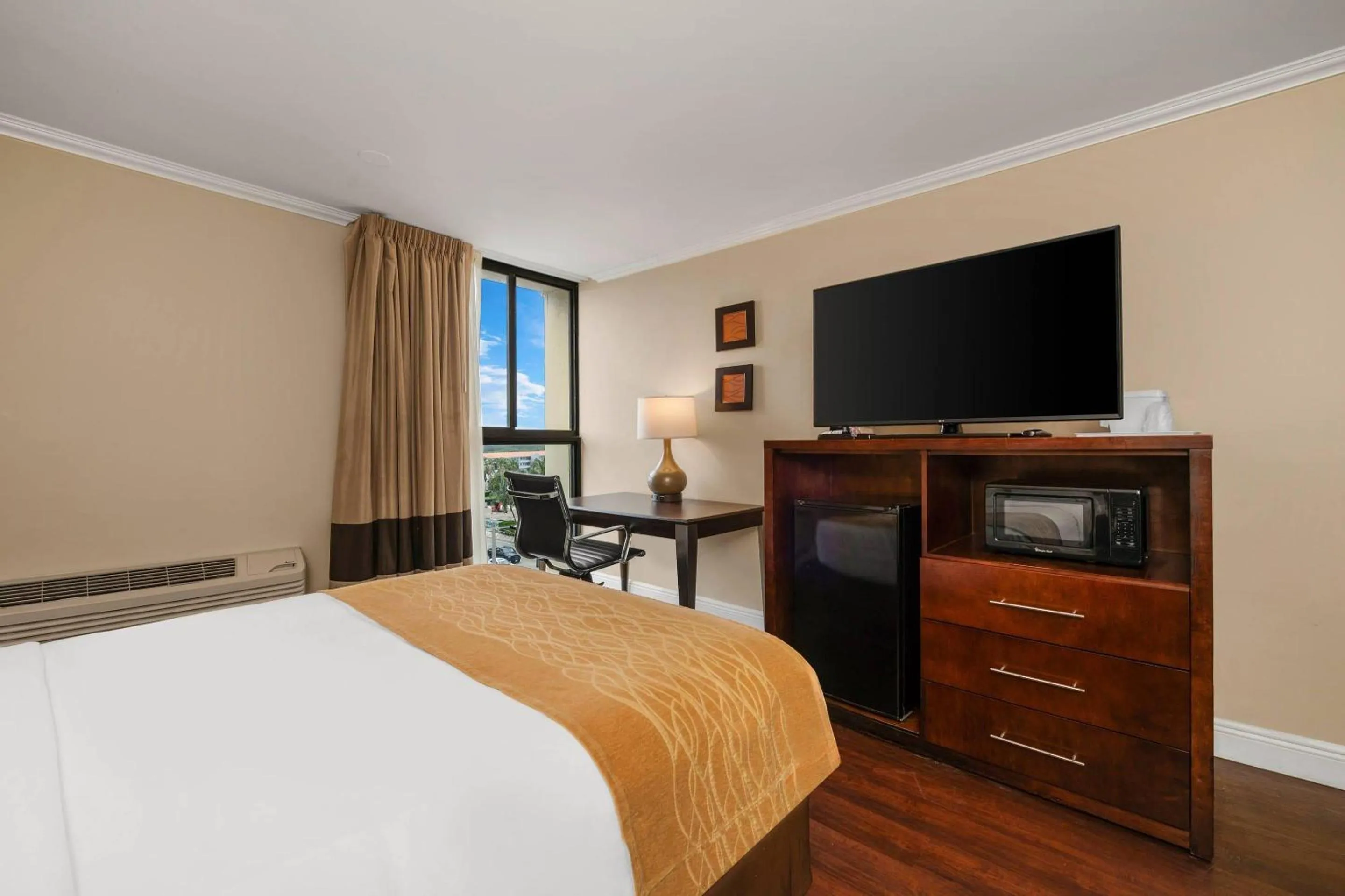 Bedroom, Bed in Comfort Inn Oceanside Deerfield Beach