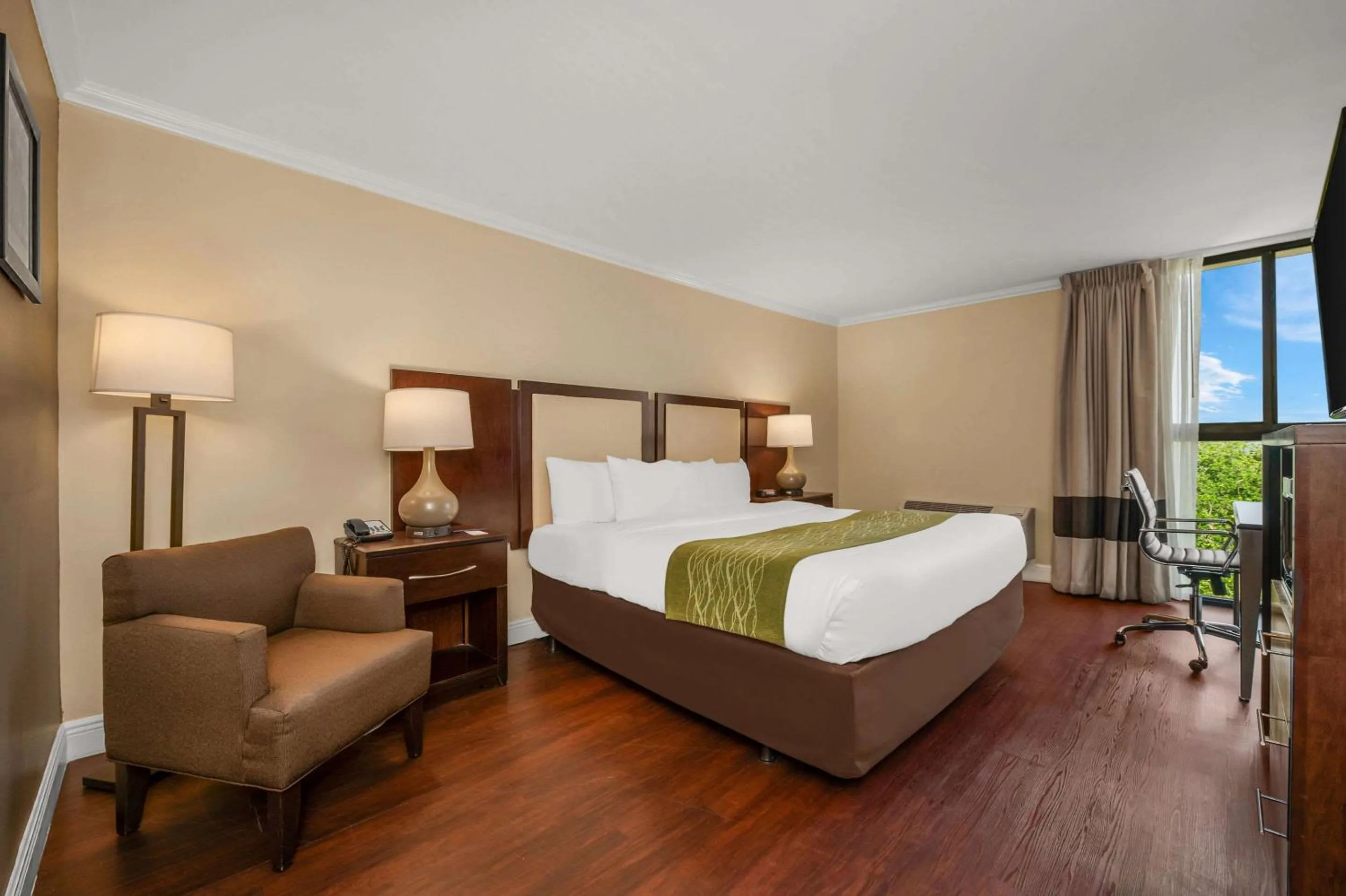 Bedroom in Comfort Inn Oceanside Deerfield Beach