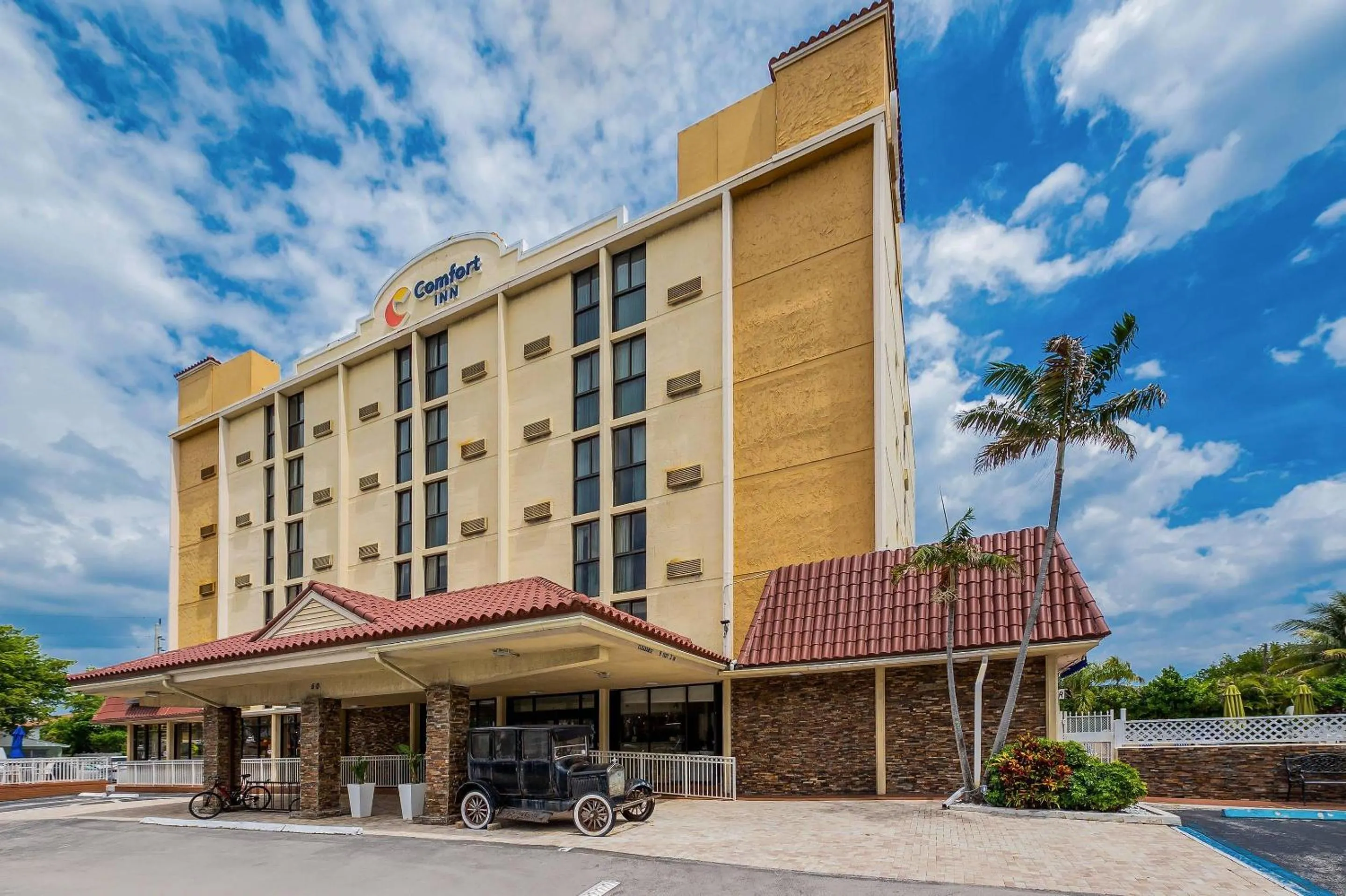 Property building in Comfort Inn Oceanside Deerfield Beach