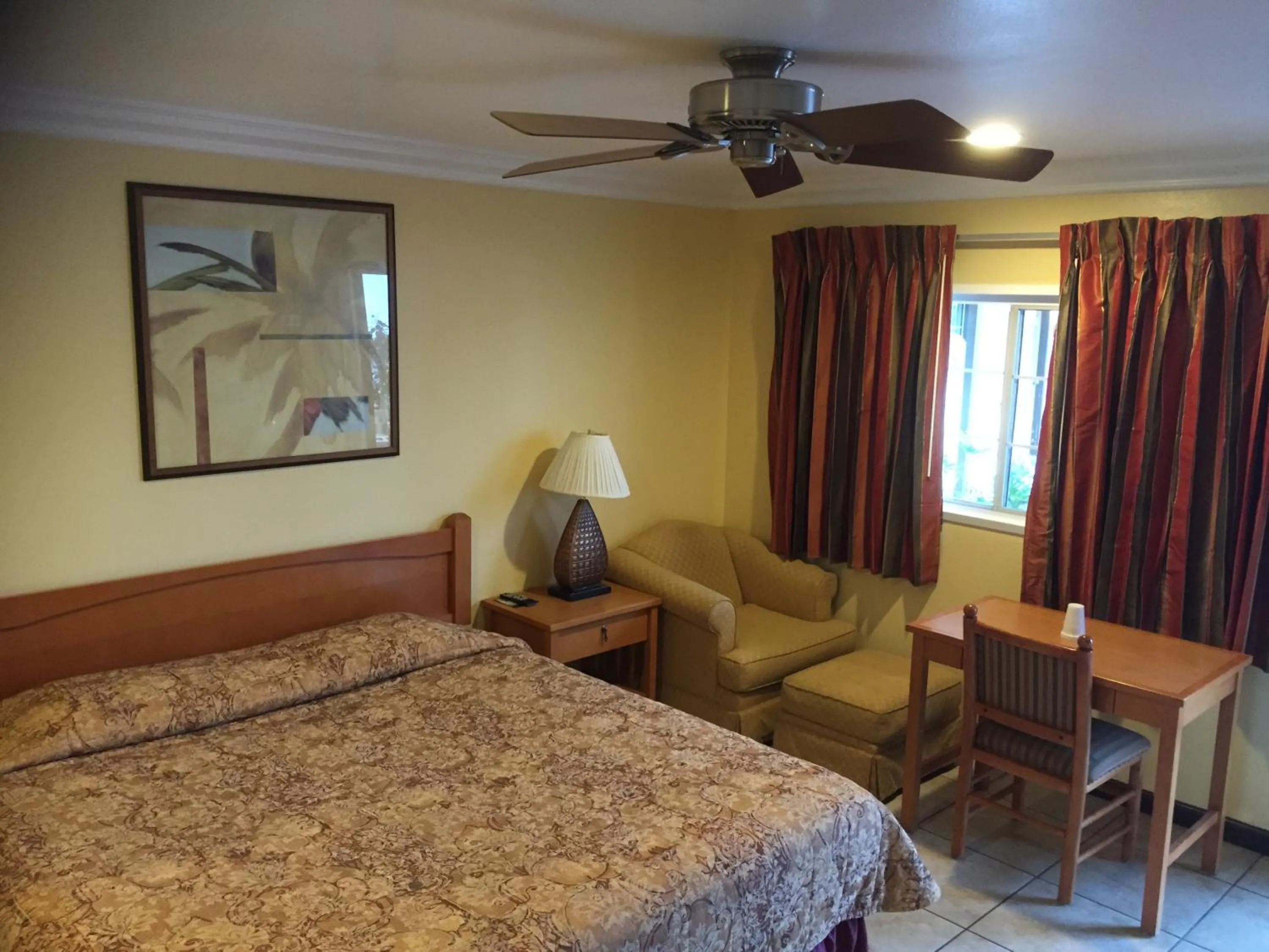 Bed in Bayshore Inn Ventura