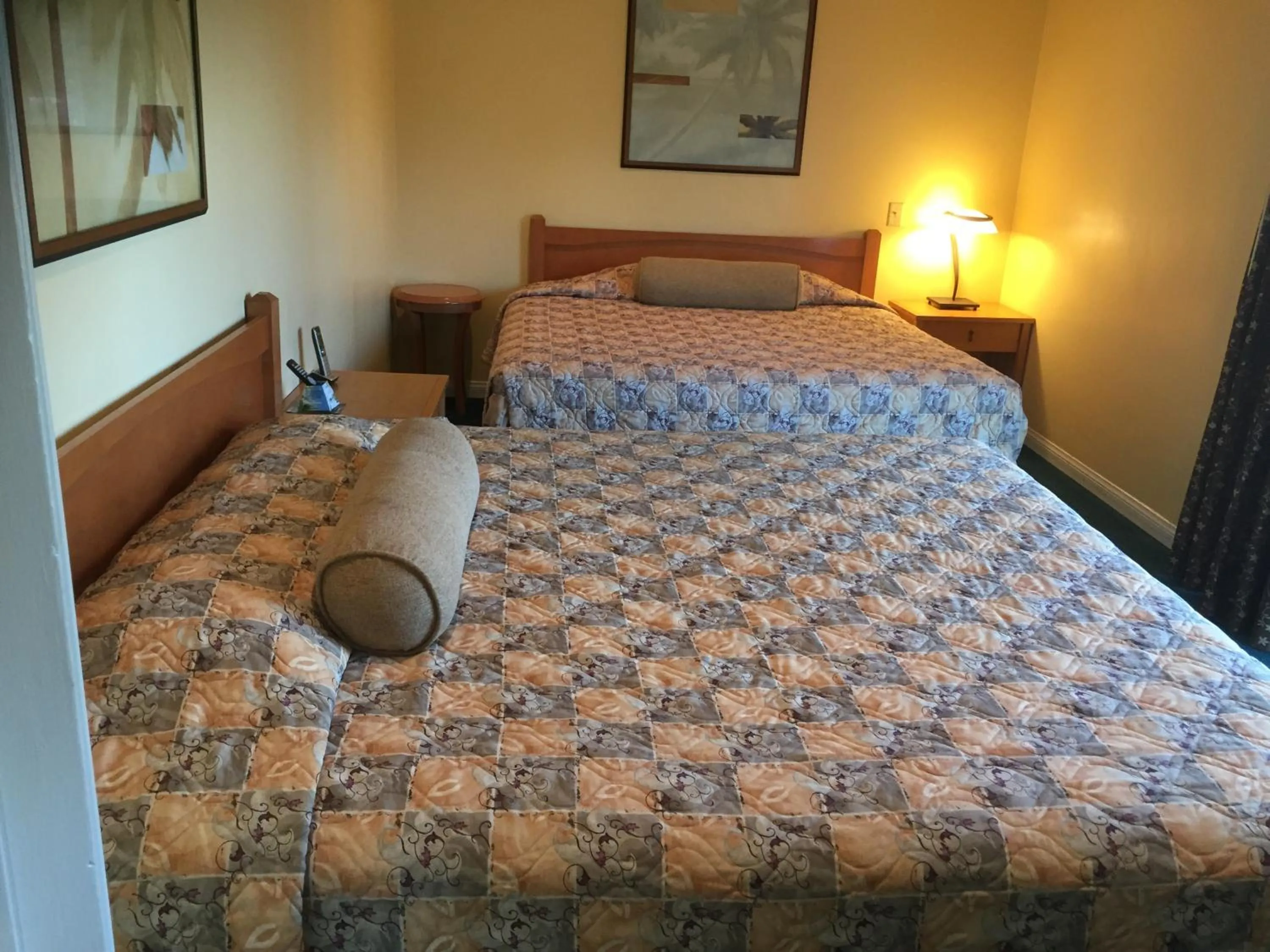 Bedroom, Bed in Bayshore Inn Ventura