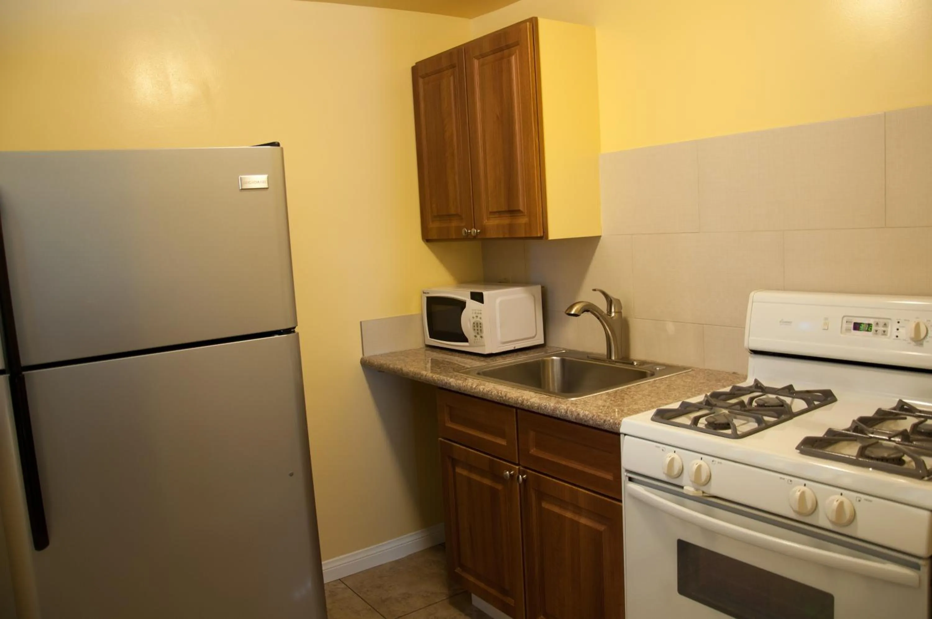 Kitchen or kitchenette in Bayshore Inn Ventura