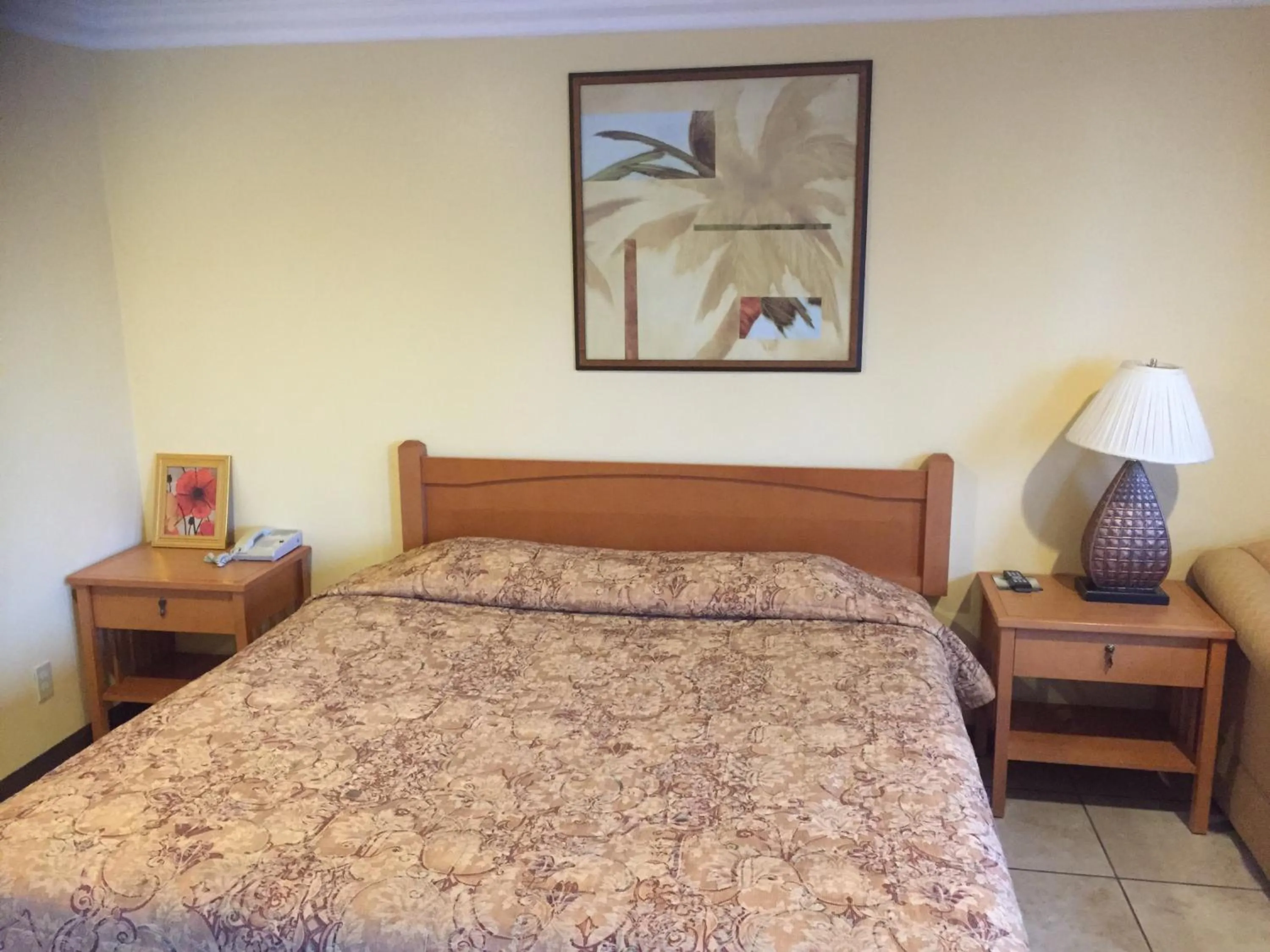 Bedroom, Bed in Bayshore Inn Ventura