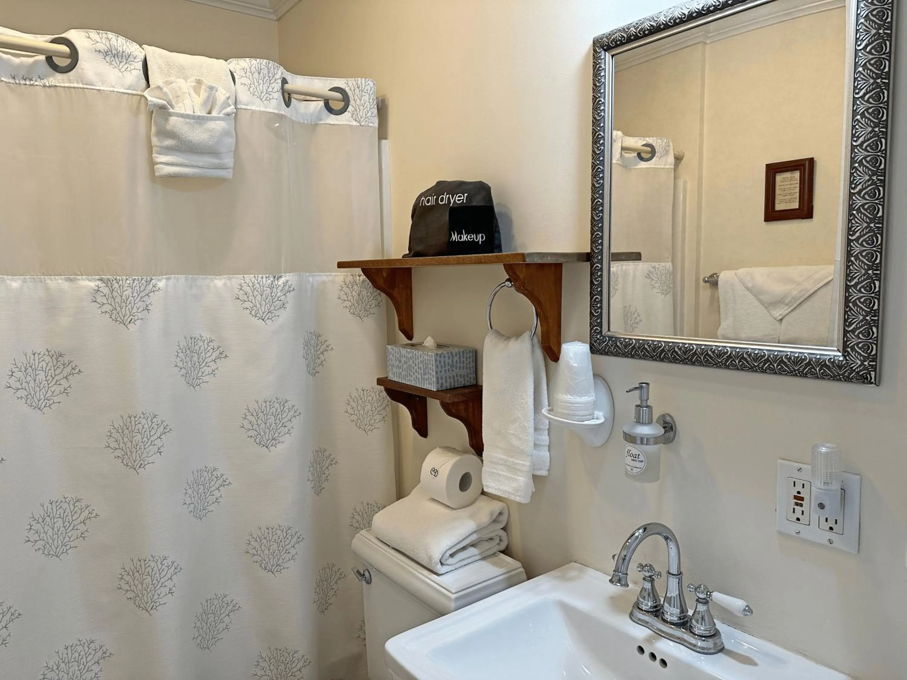 Bathroom in Christopher Dodge House