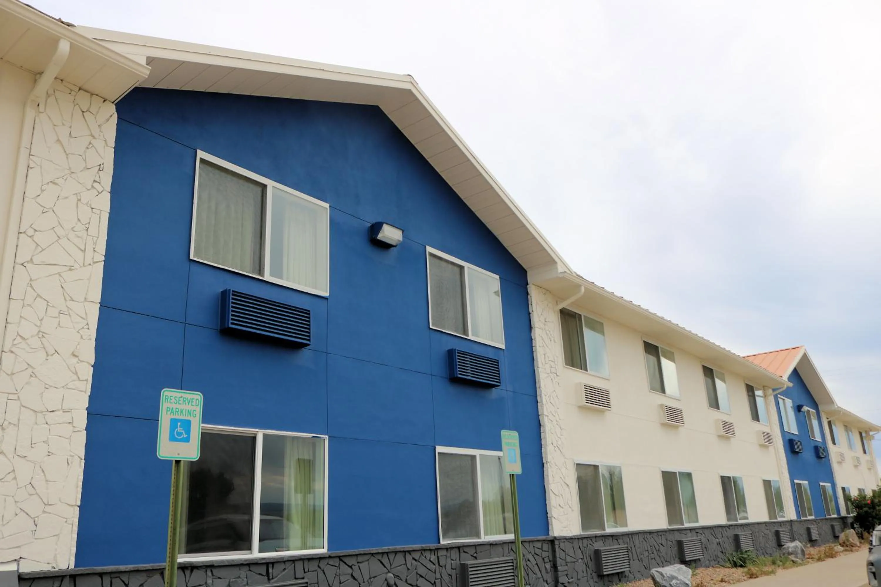 Property building in Stay Wise Inns of Montrose