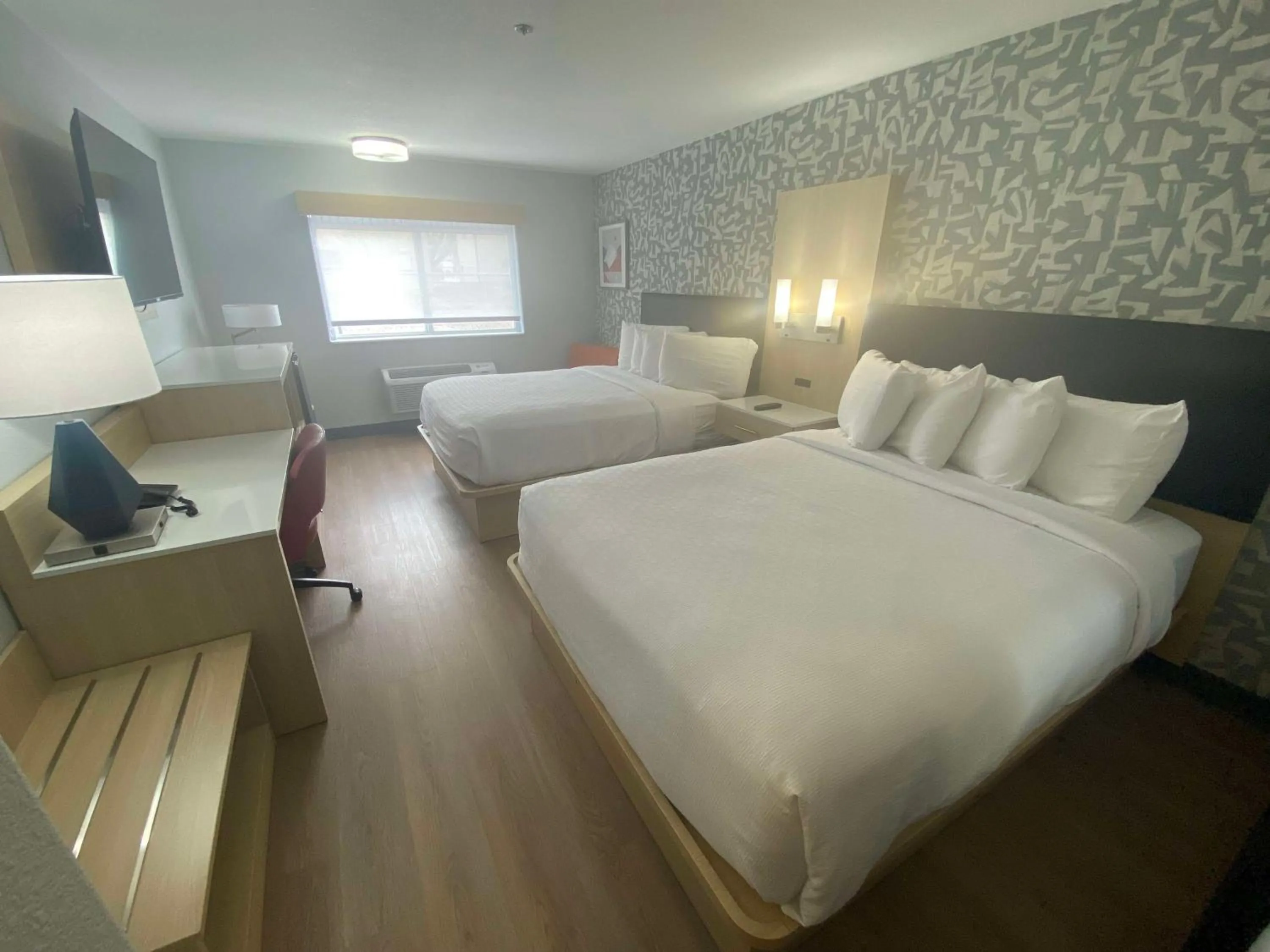 Bedroom, Bed in Best Western Montrose Inn