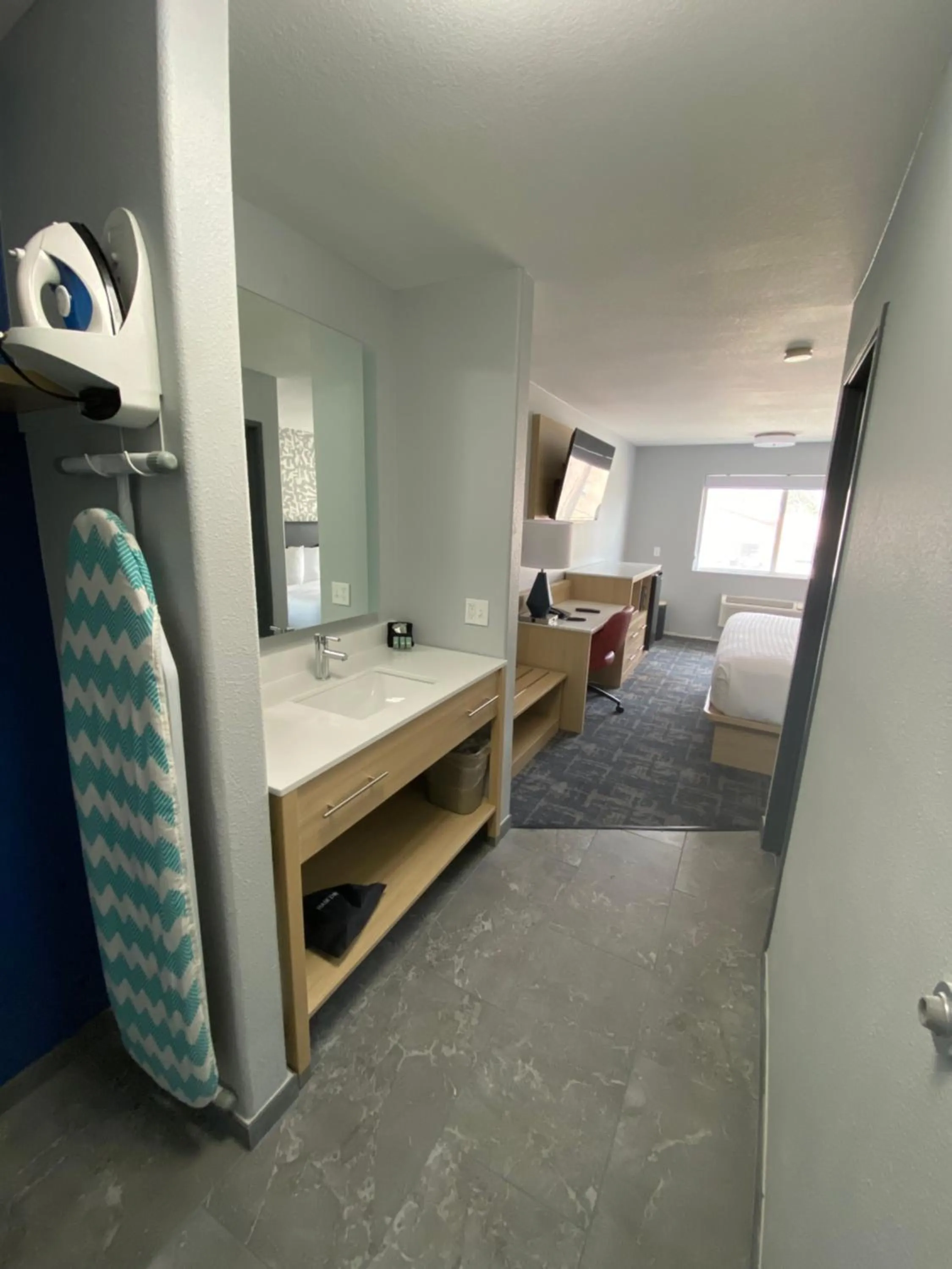 wardrobe, Bed in Stay Wise Inns of Montrose