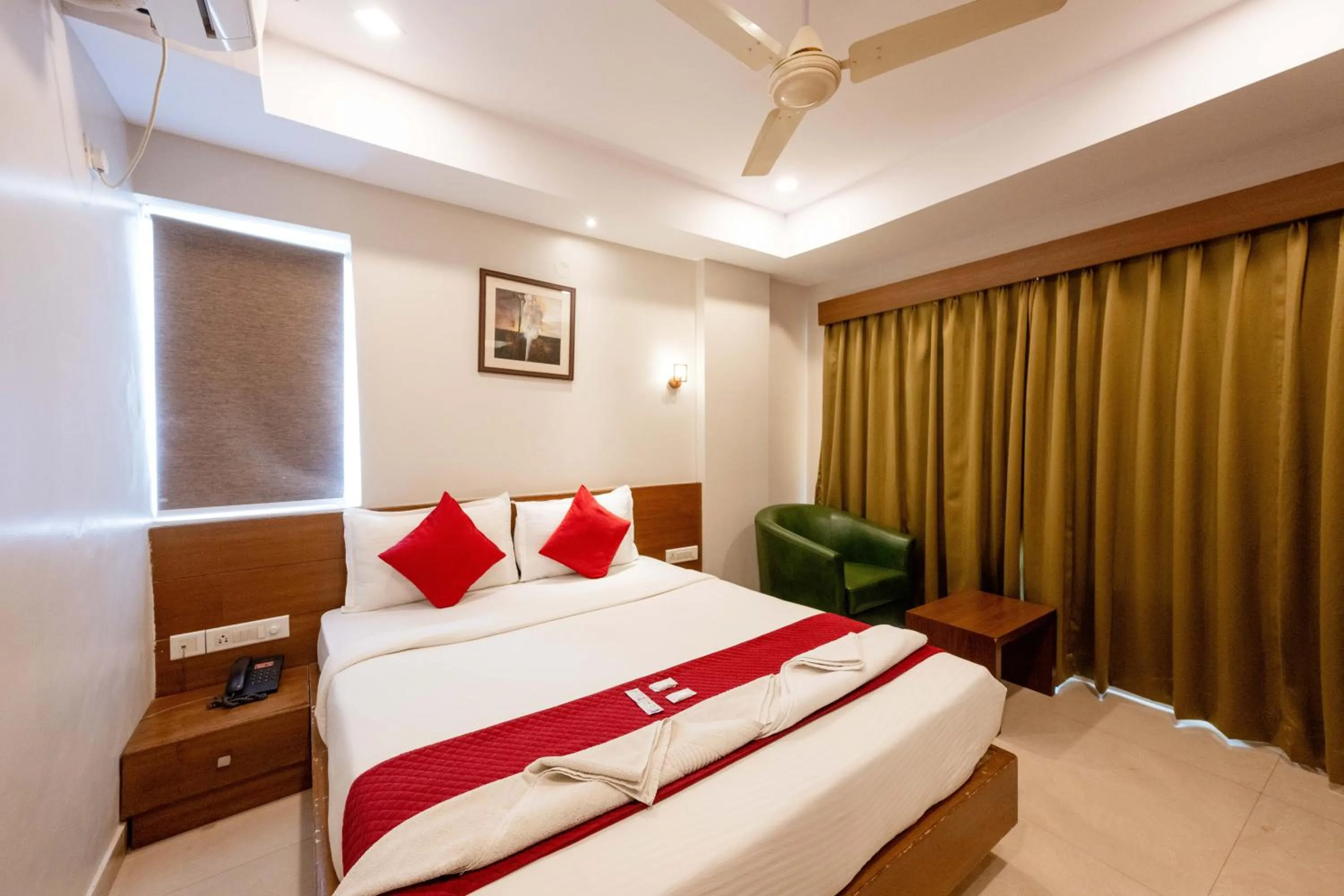 Bed in REGALIA INN &SUITES