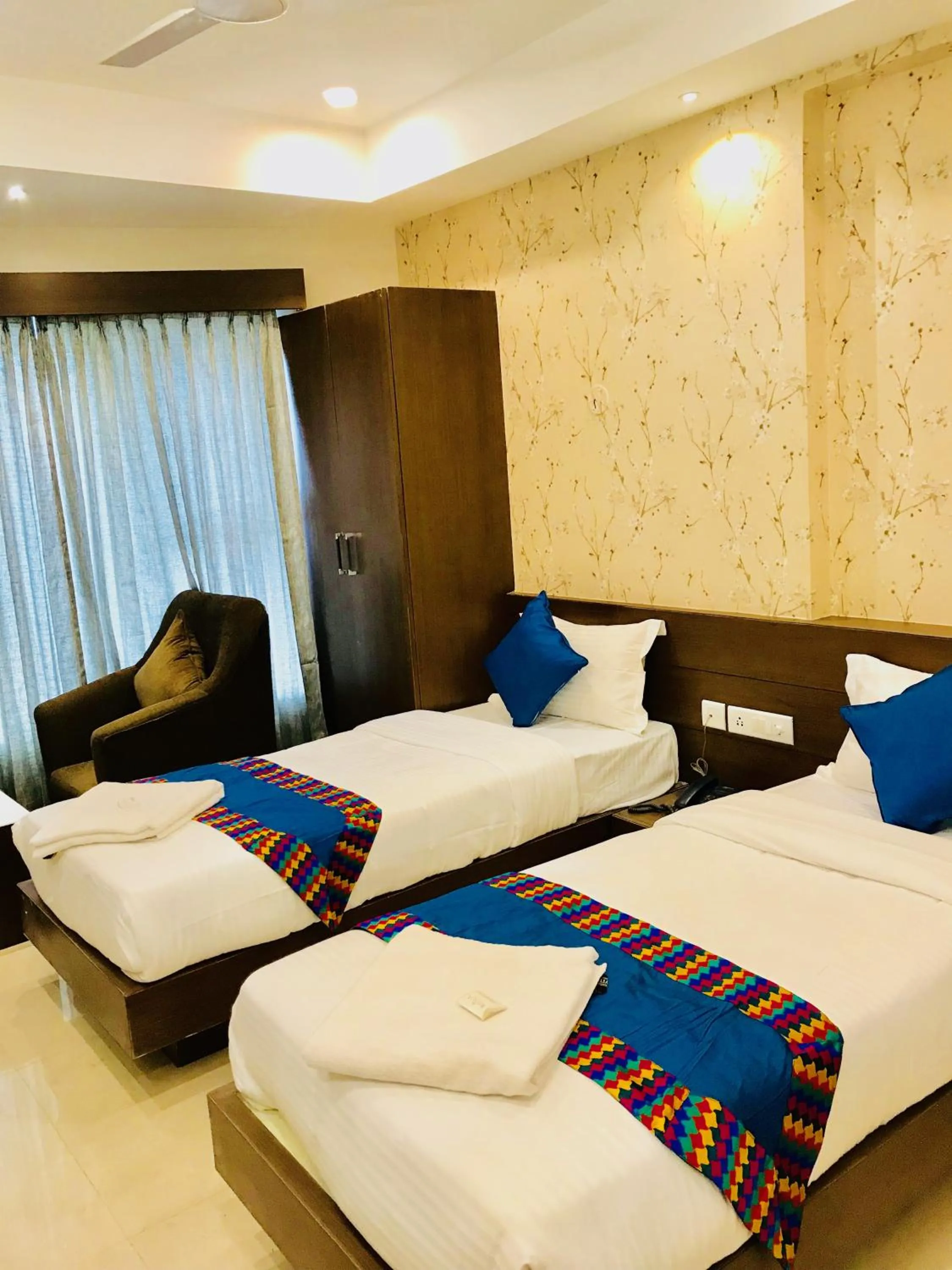 Toilet, Bed in REGALIA INN &SUITES