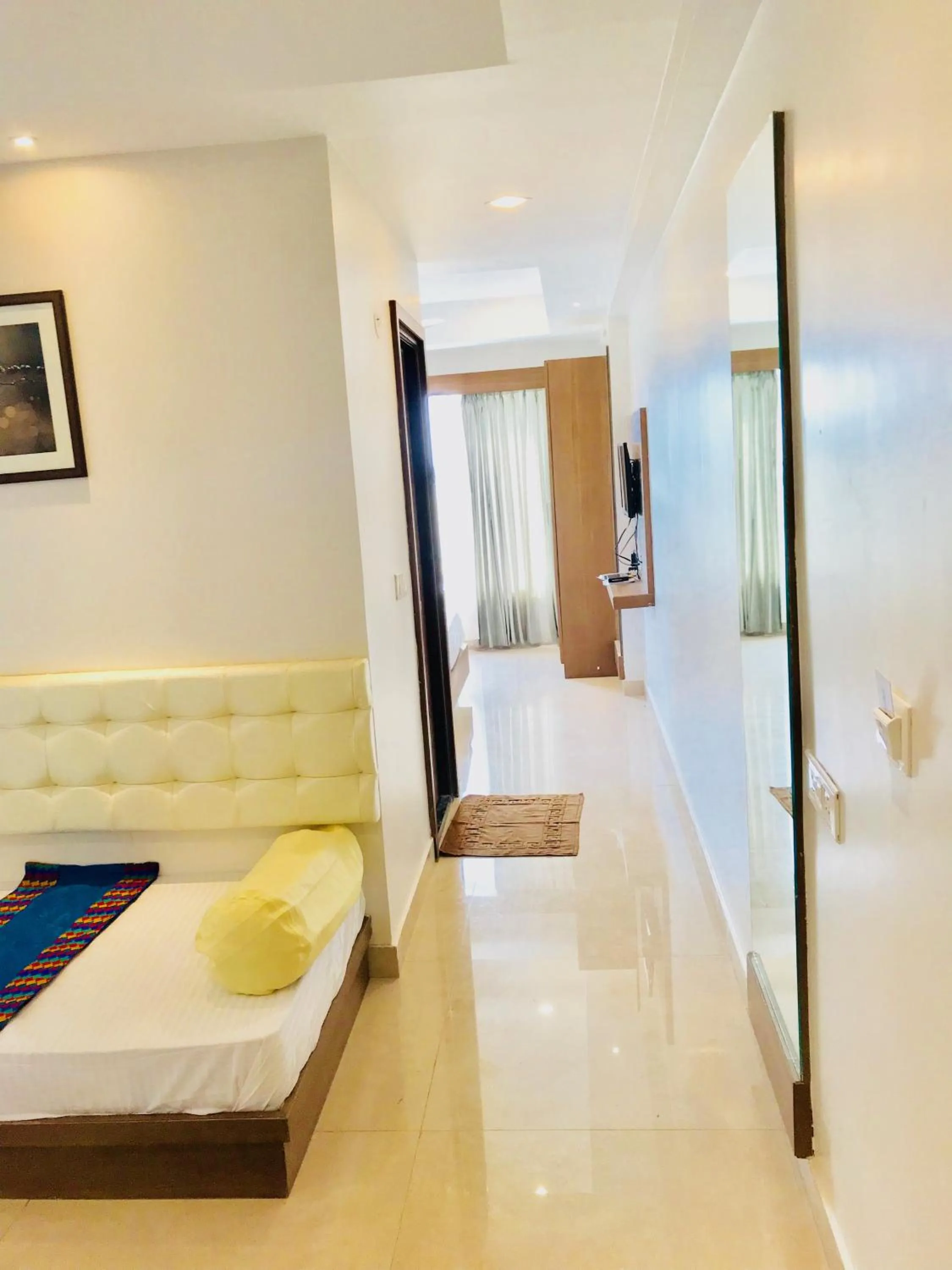 Shower, Bed in REGALIA INN &SUITES