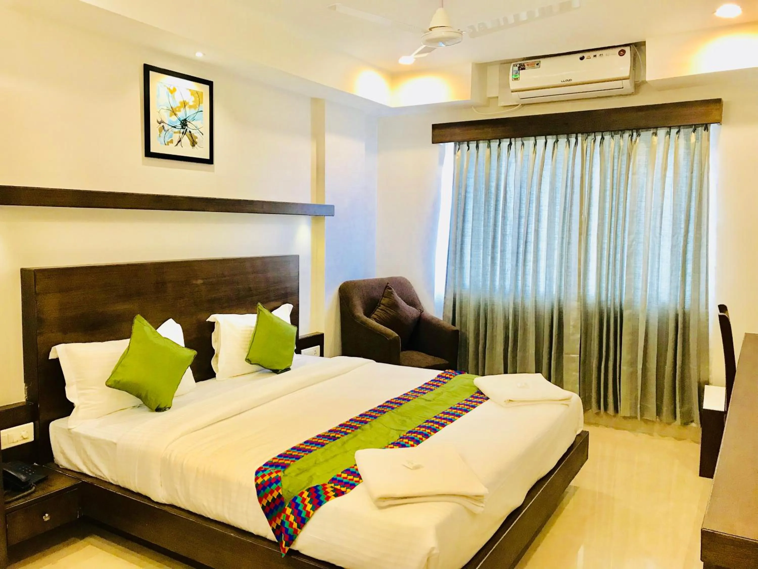 Bathroom, Bed in REGALIA INN &SUITES