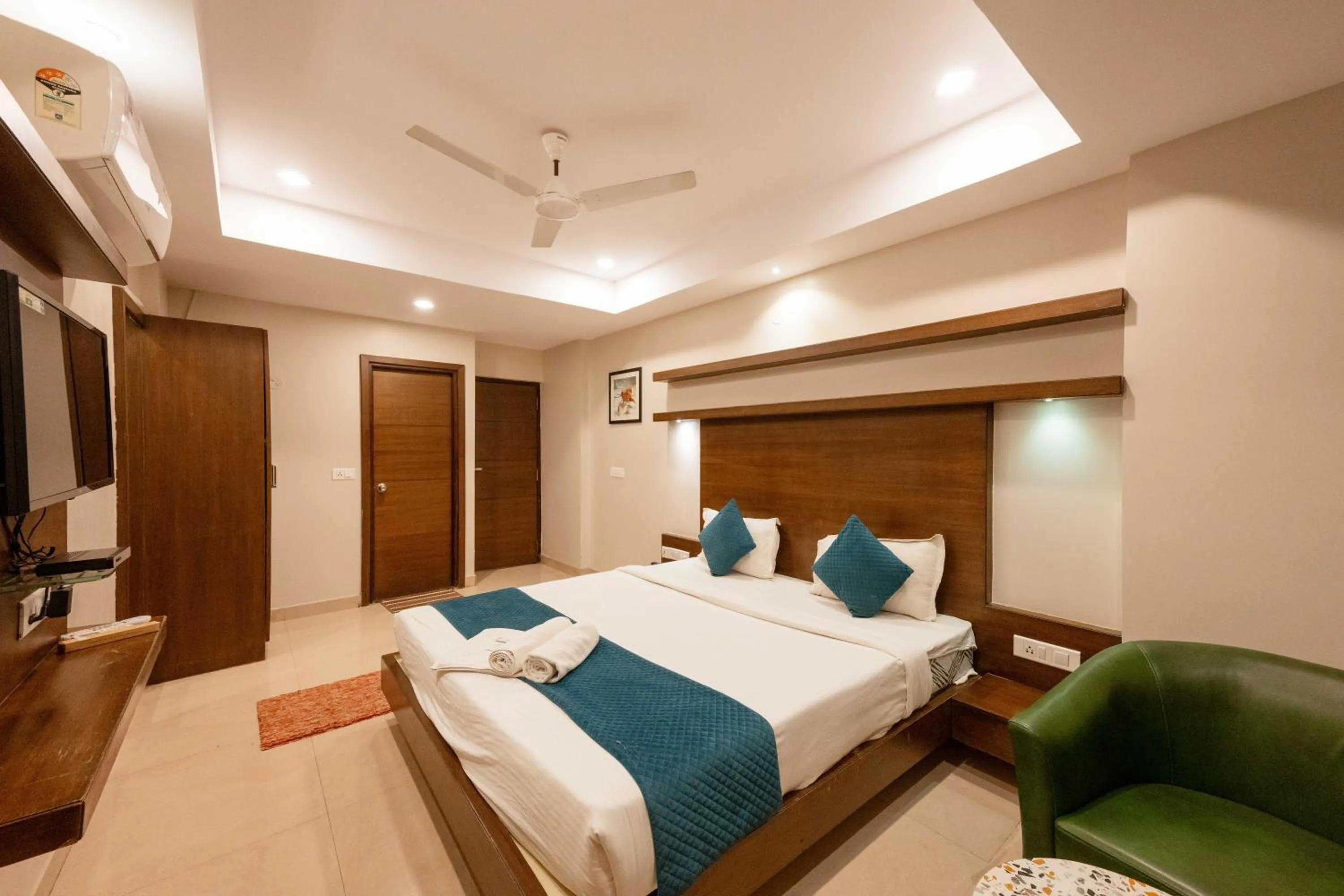 Bed in REGALIA INN &SUITES