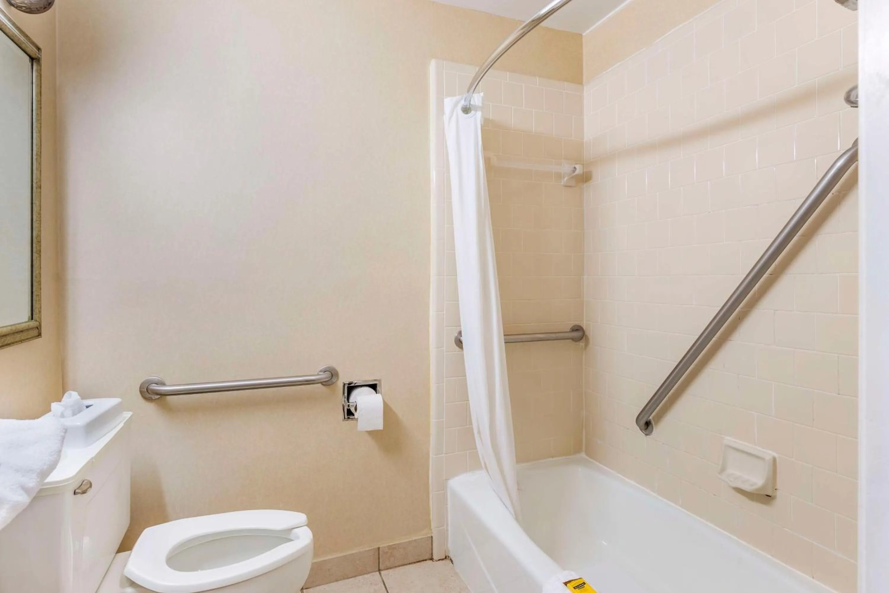 Bathroom in Best Western PLUS Governor's Inn Richmond