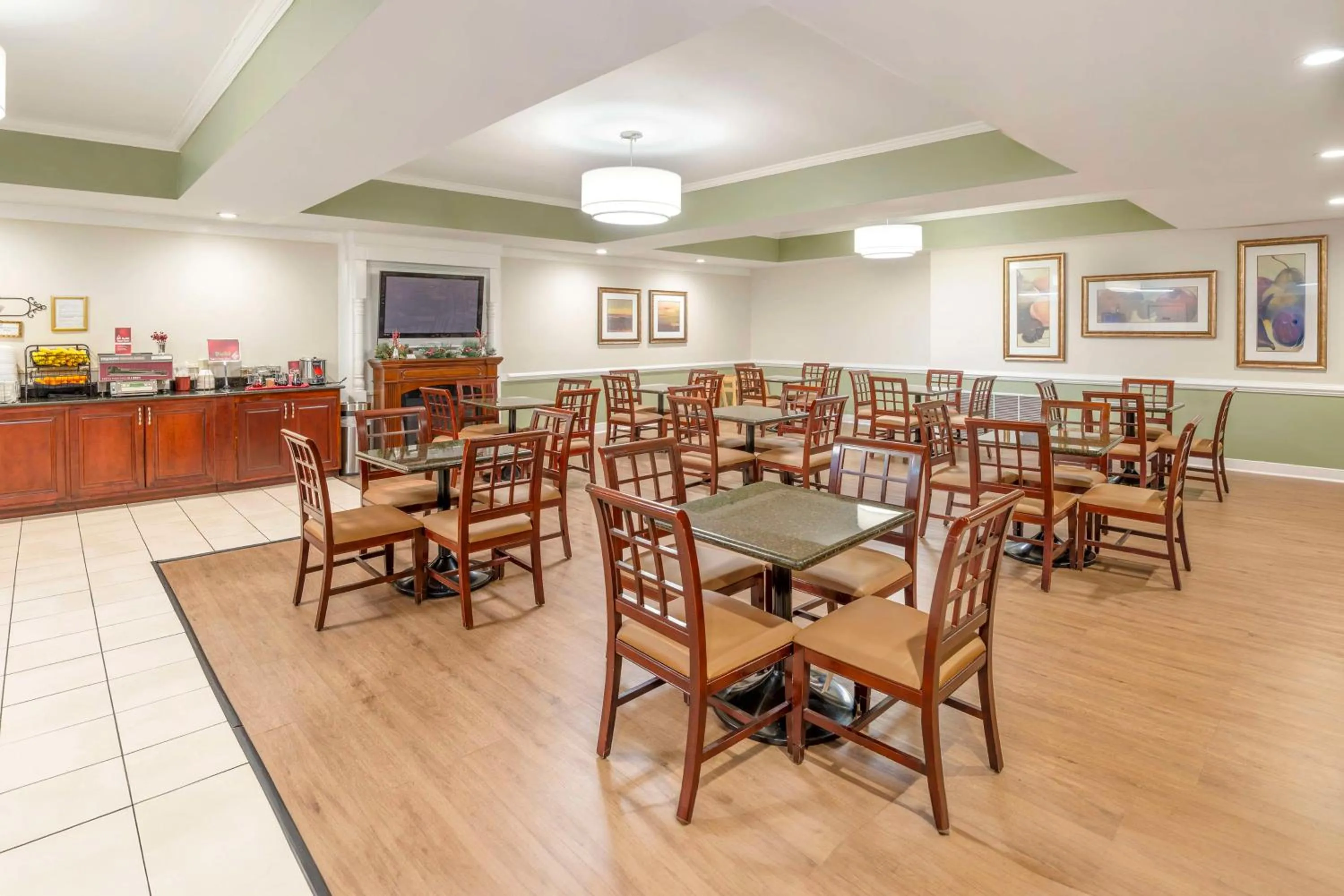 Breakfast in Best Western PLUS Governor's Inn Richmond