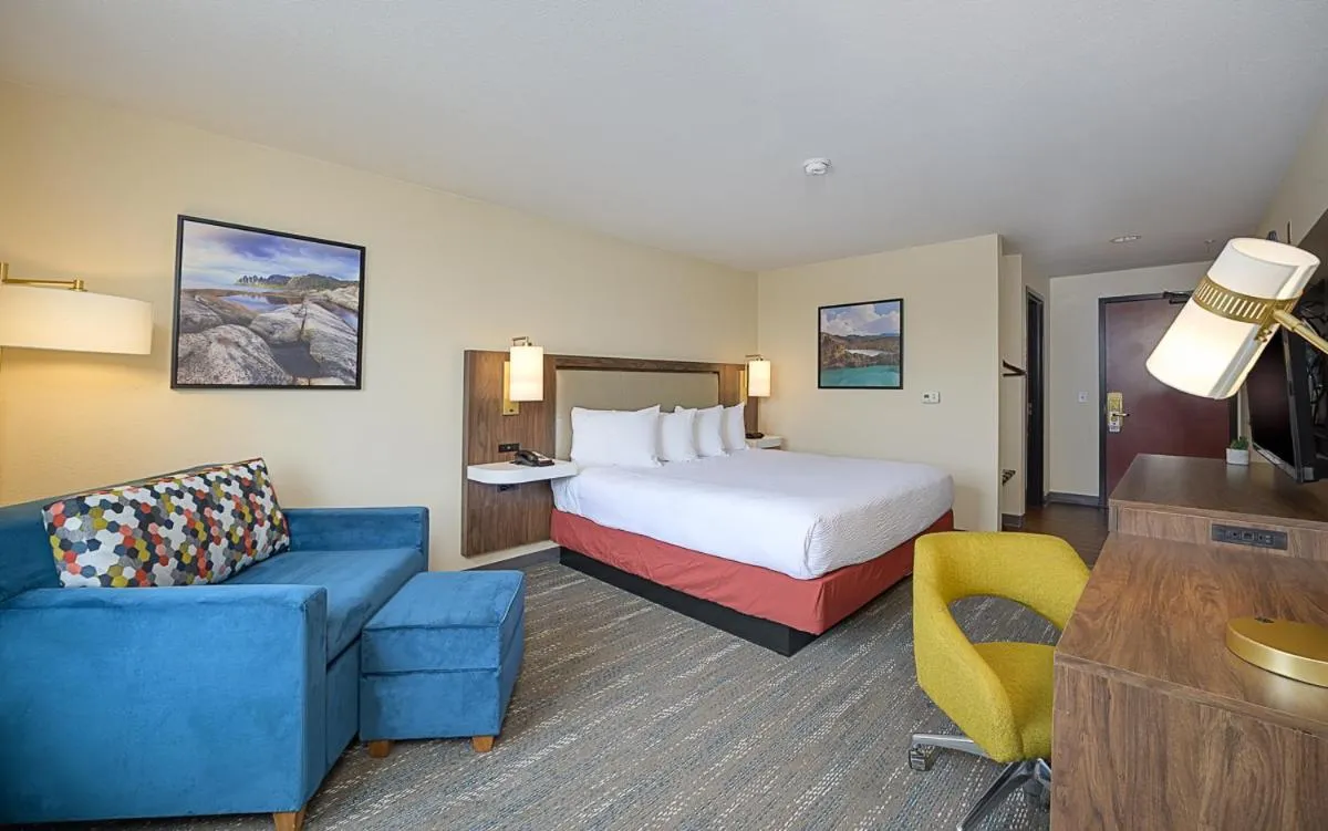 Bedroom, Bed in The Portlander Inn and Marketplace