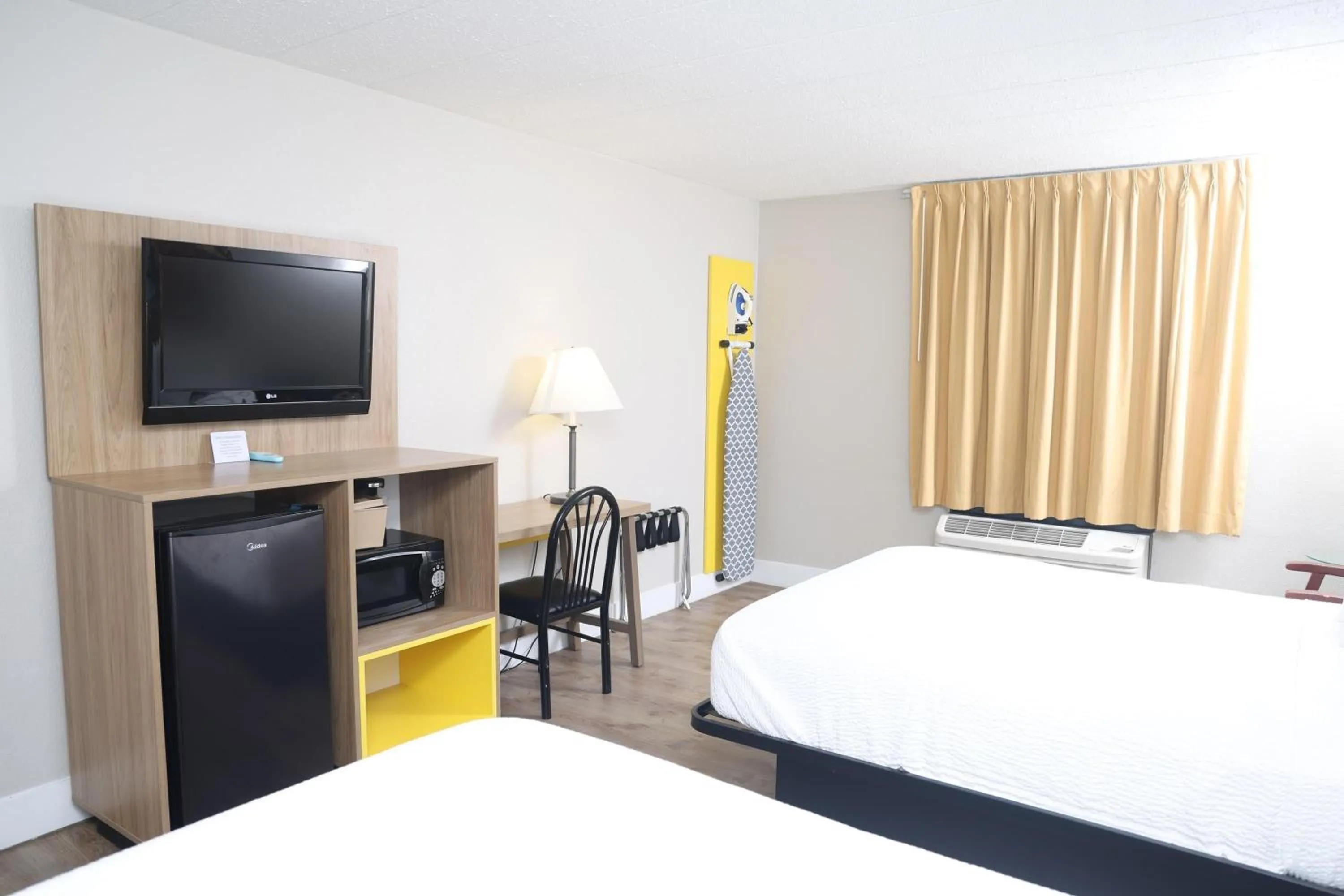 Photo of the whole room, Bed in Days Inn by Wyndham Pittsburgh