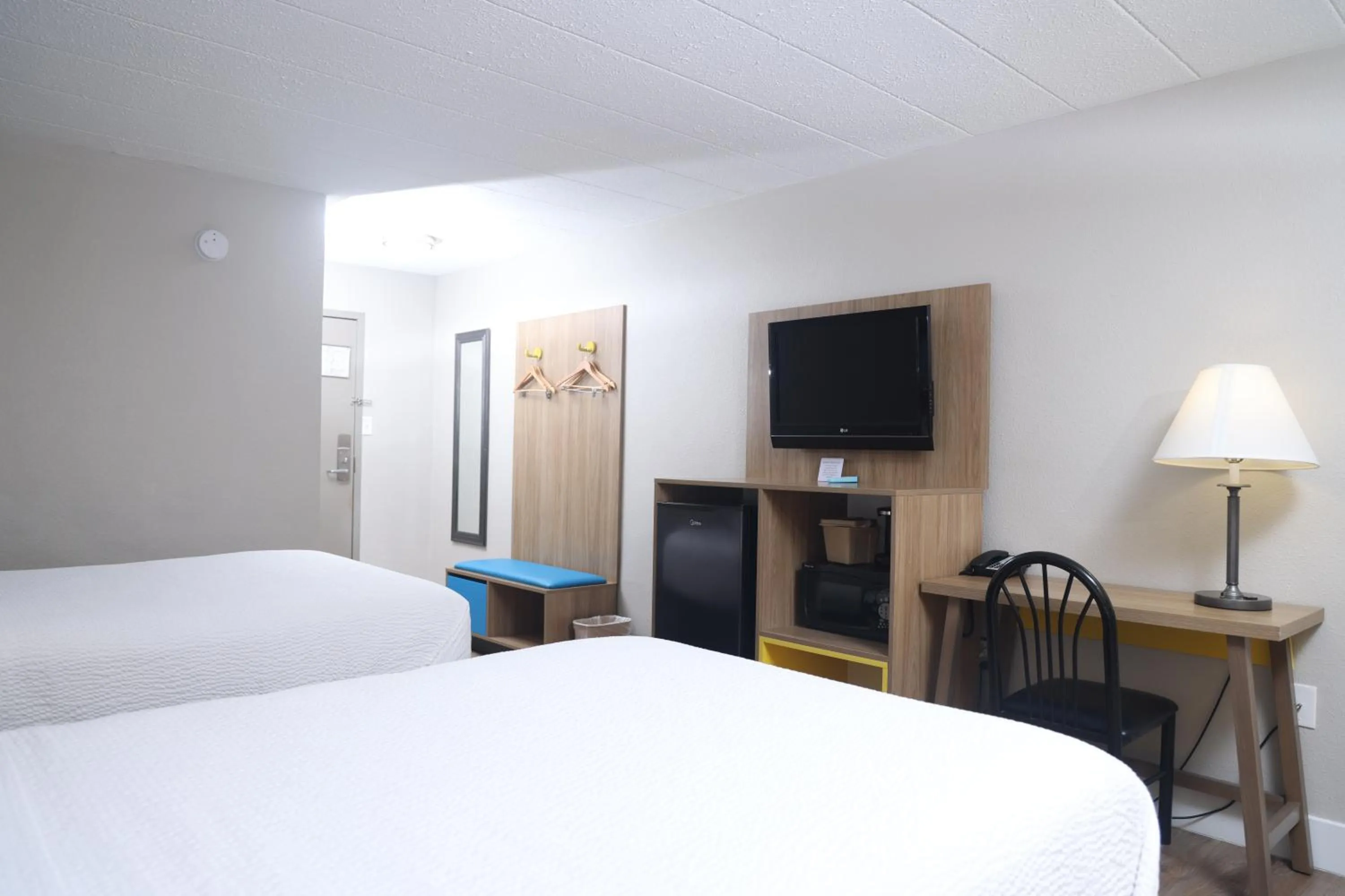 Bed in Days Inn by Wyndham Pittsburgh