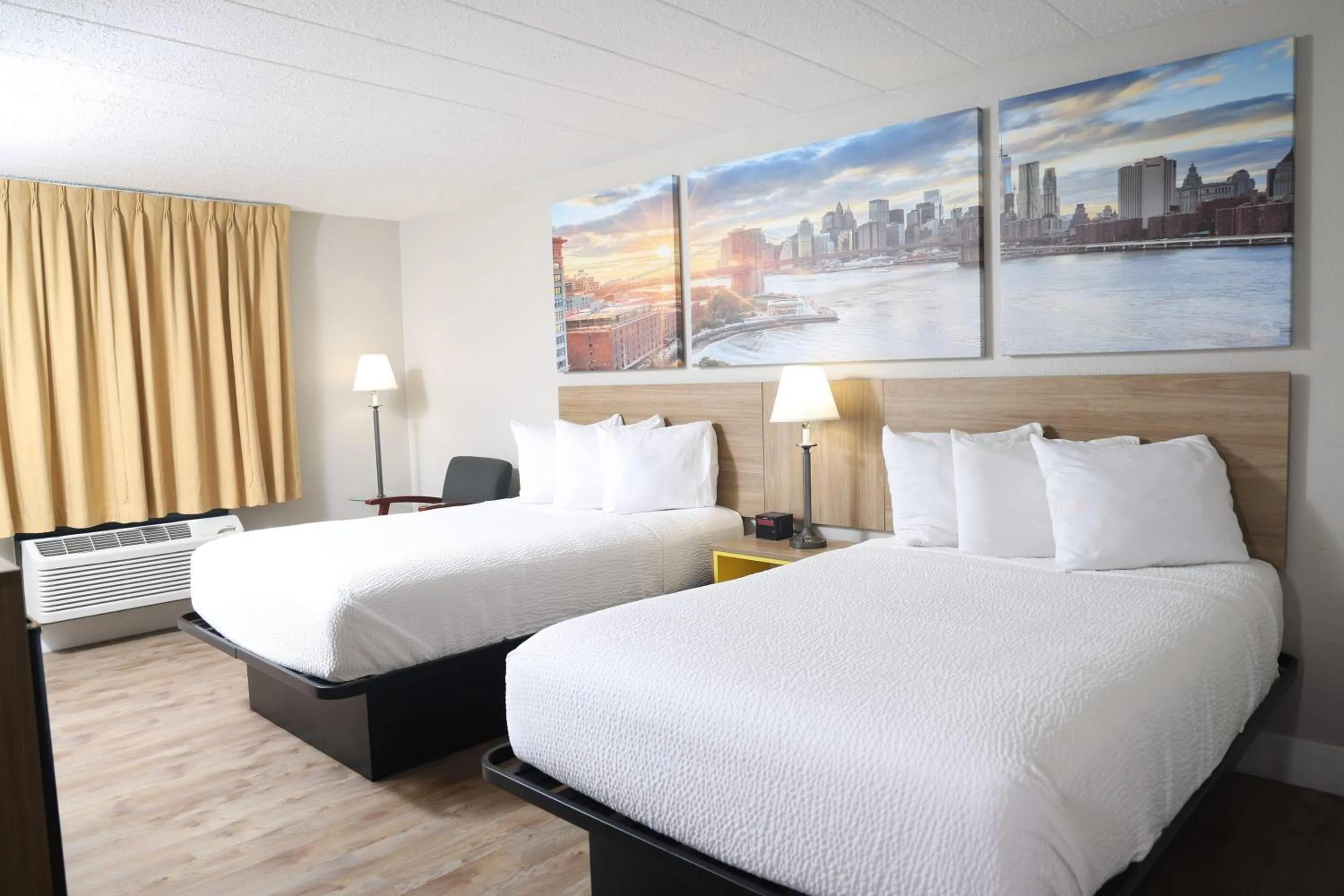 Photo of the whole room, Bed in Days Inn by Wyndham Pittsburgh