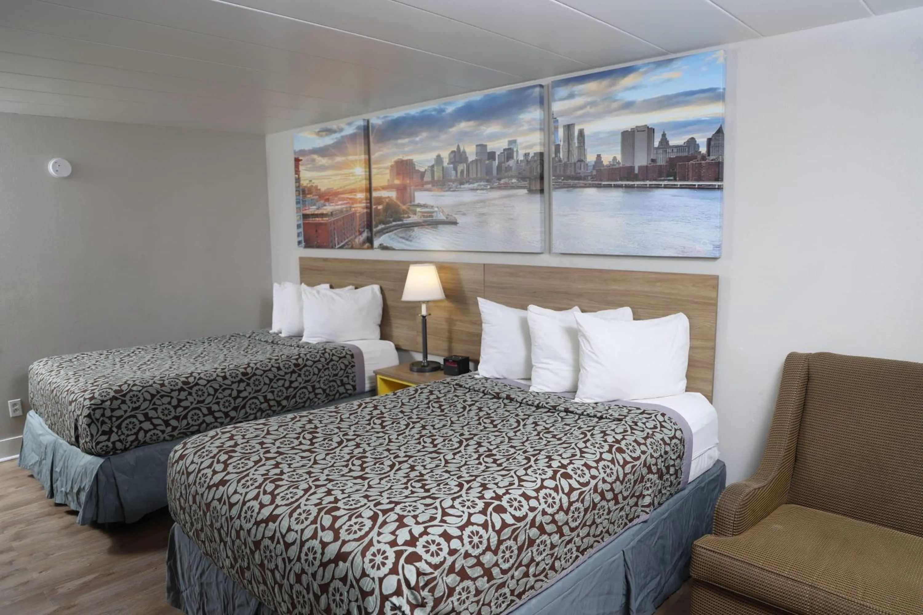 Photo of the whole room, Bed in Days Inn by Wyndham Pittsburgh