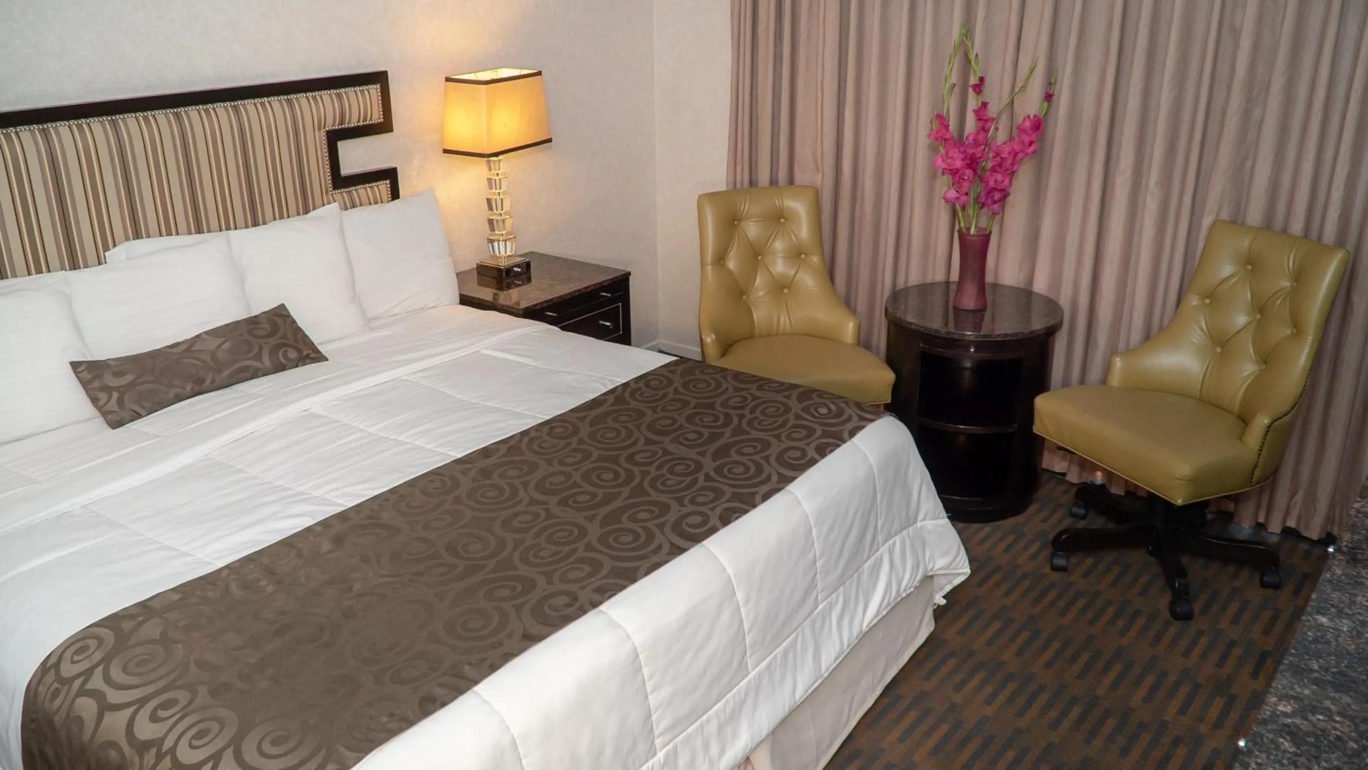 Bed in San Simeon Lodge