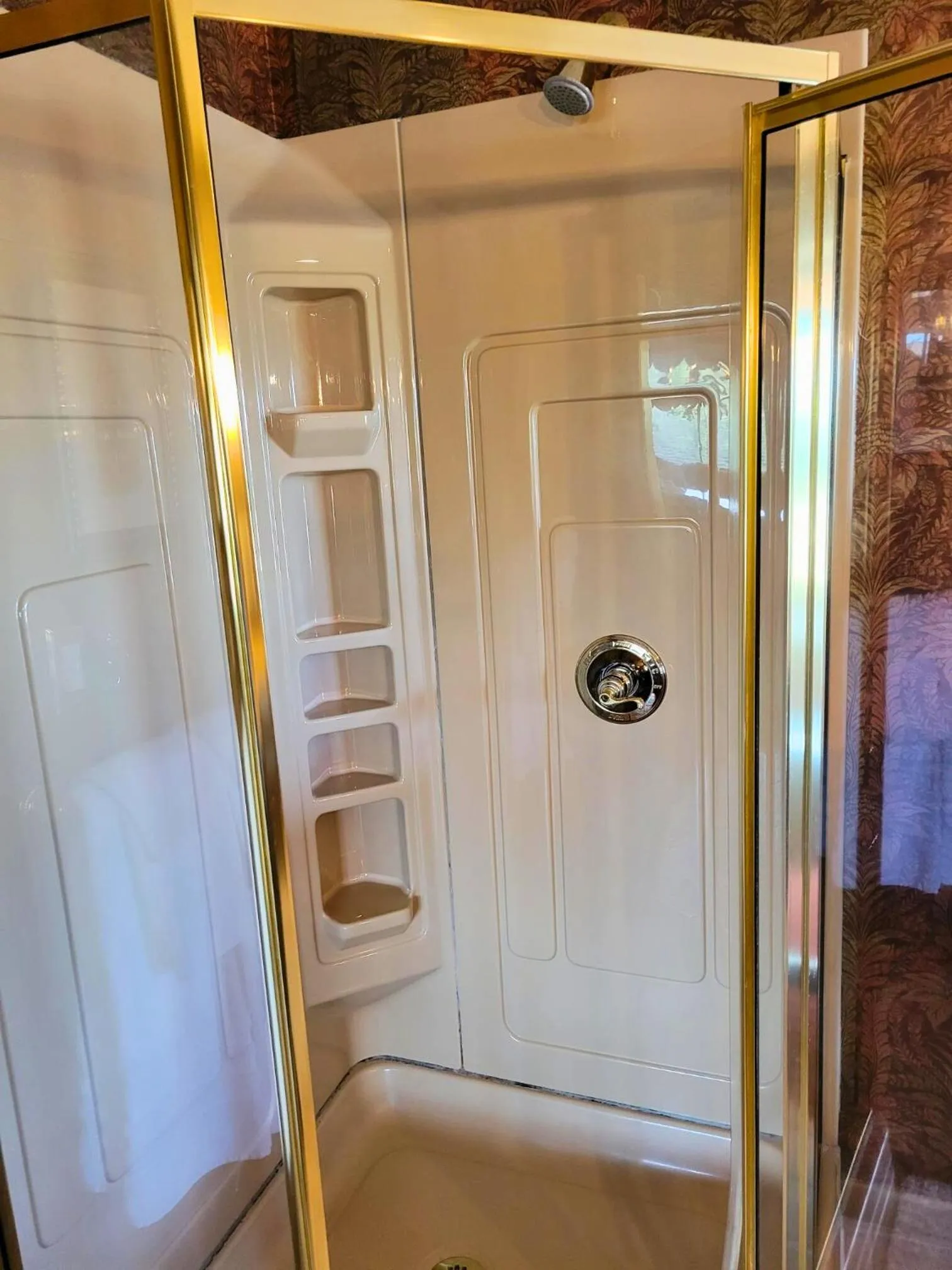 Shower in Altland House Inn & Suites