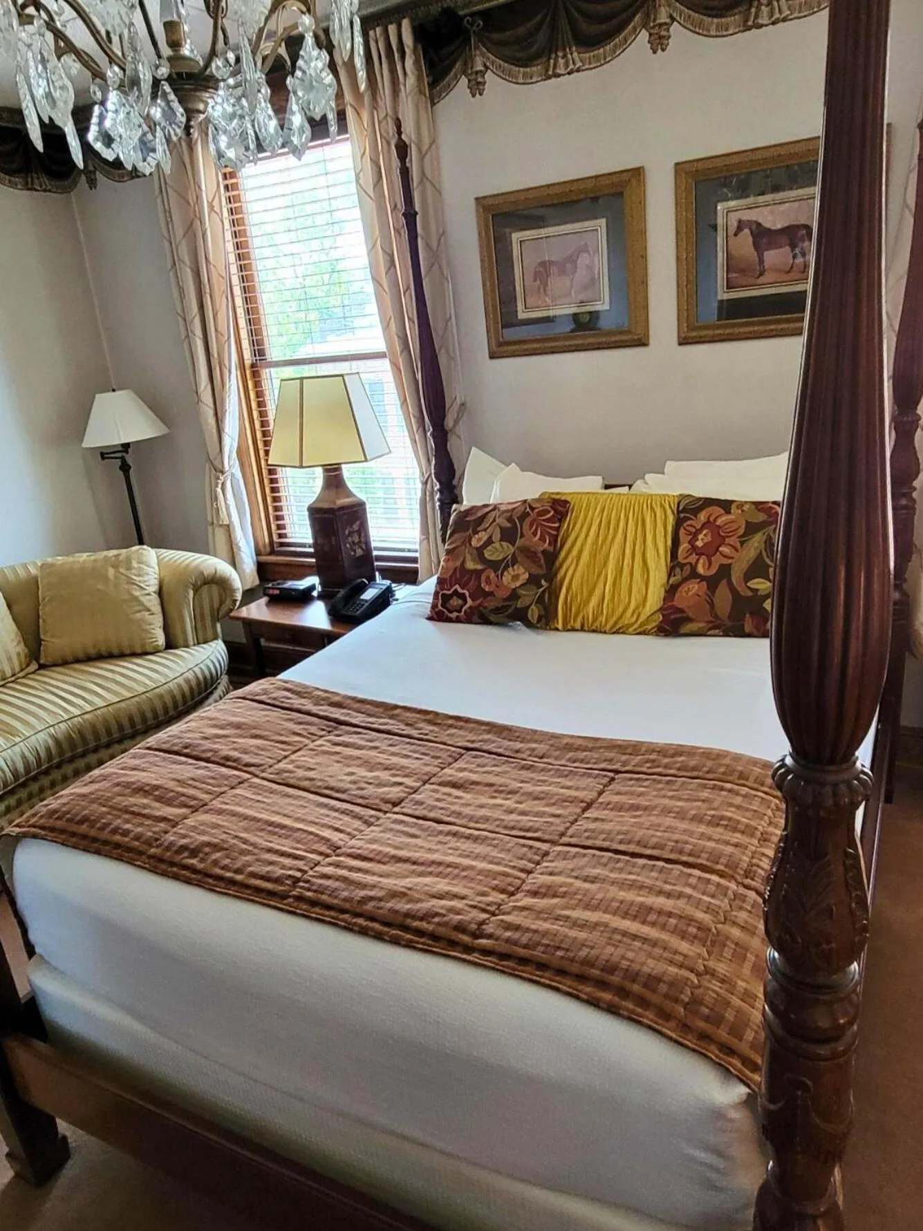 Bed in Altland House Inn & Suites
