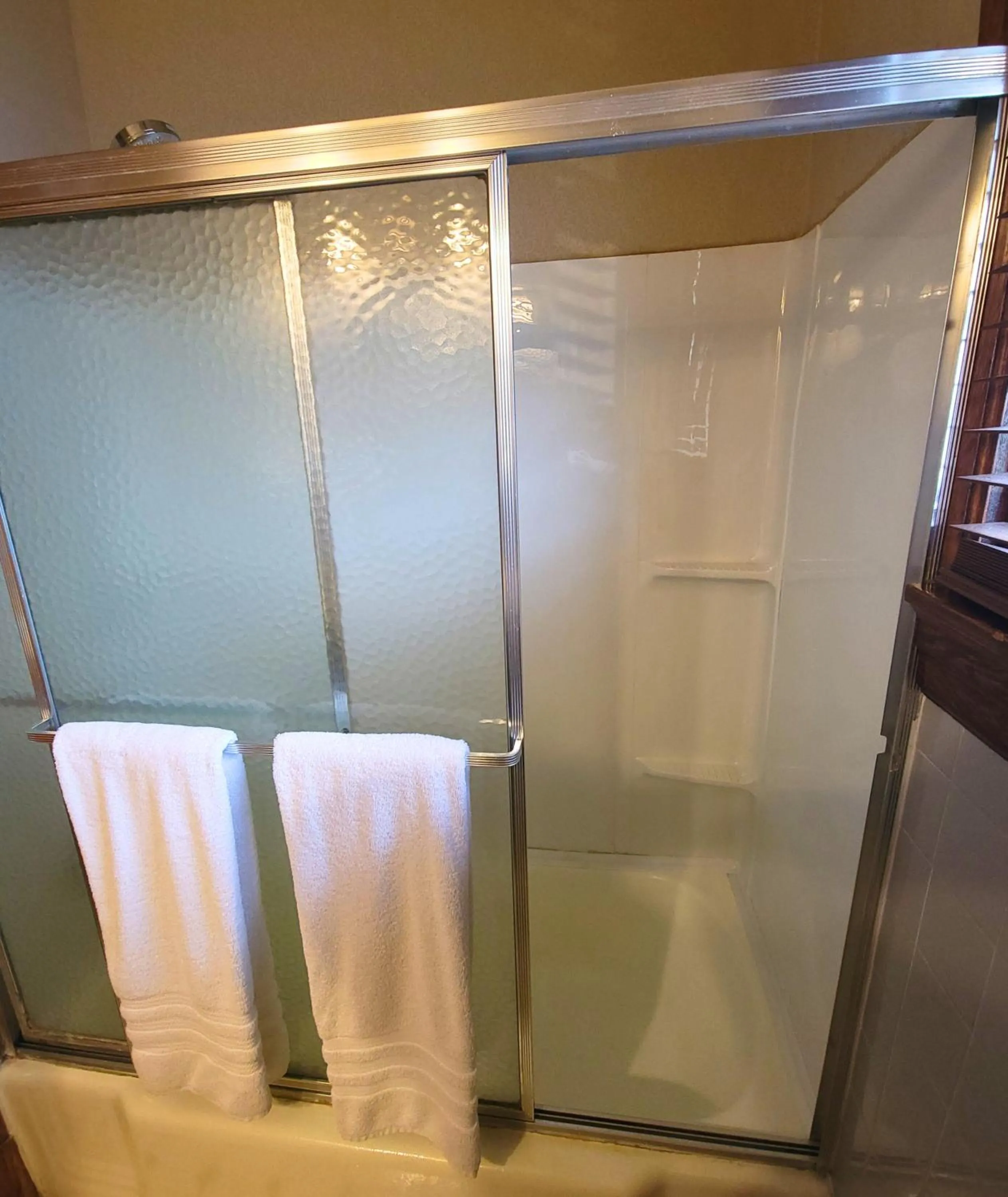 Shower in Altland House Inn & Suites