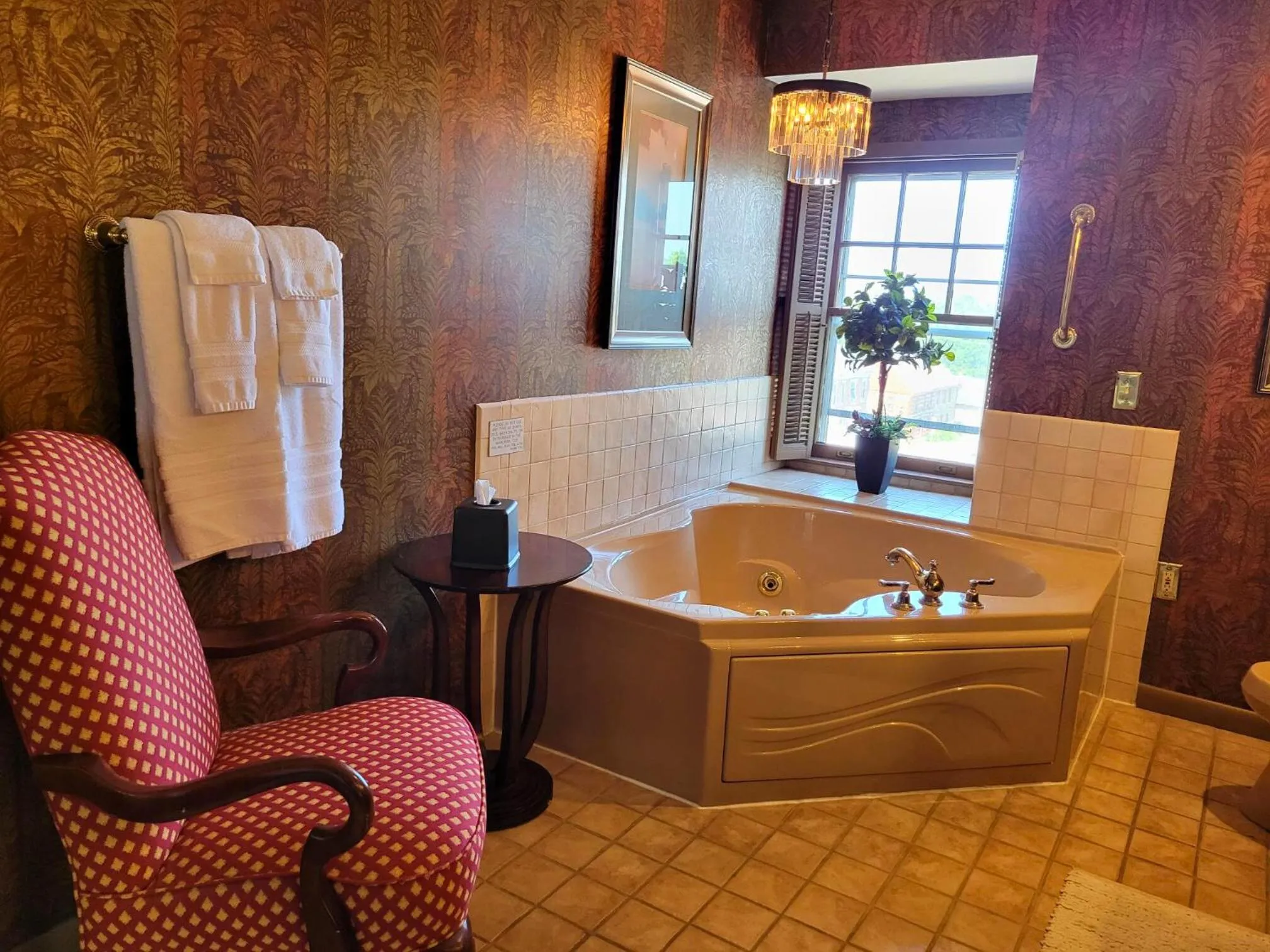 Bath in Altland House Inn & Suites
