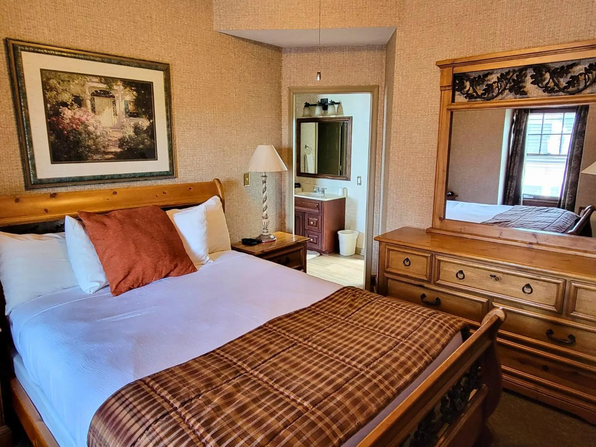 Bed in Altland House Inn & Suites