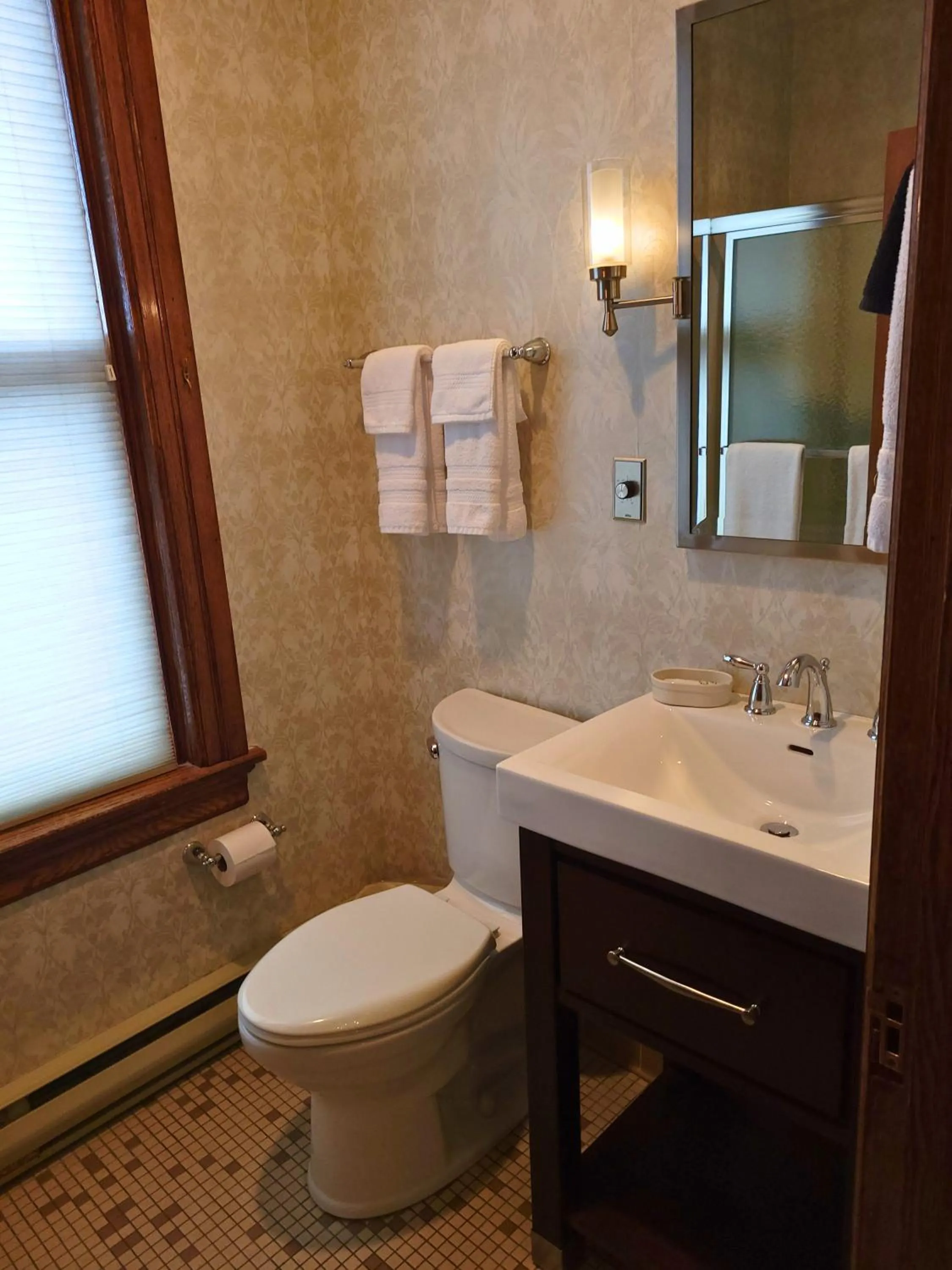Bathroom in Altland House Inn & Suites