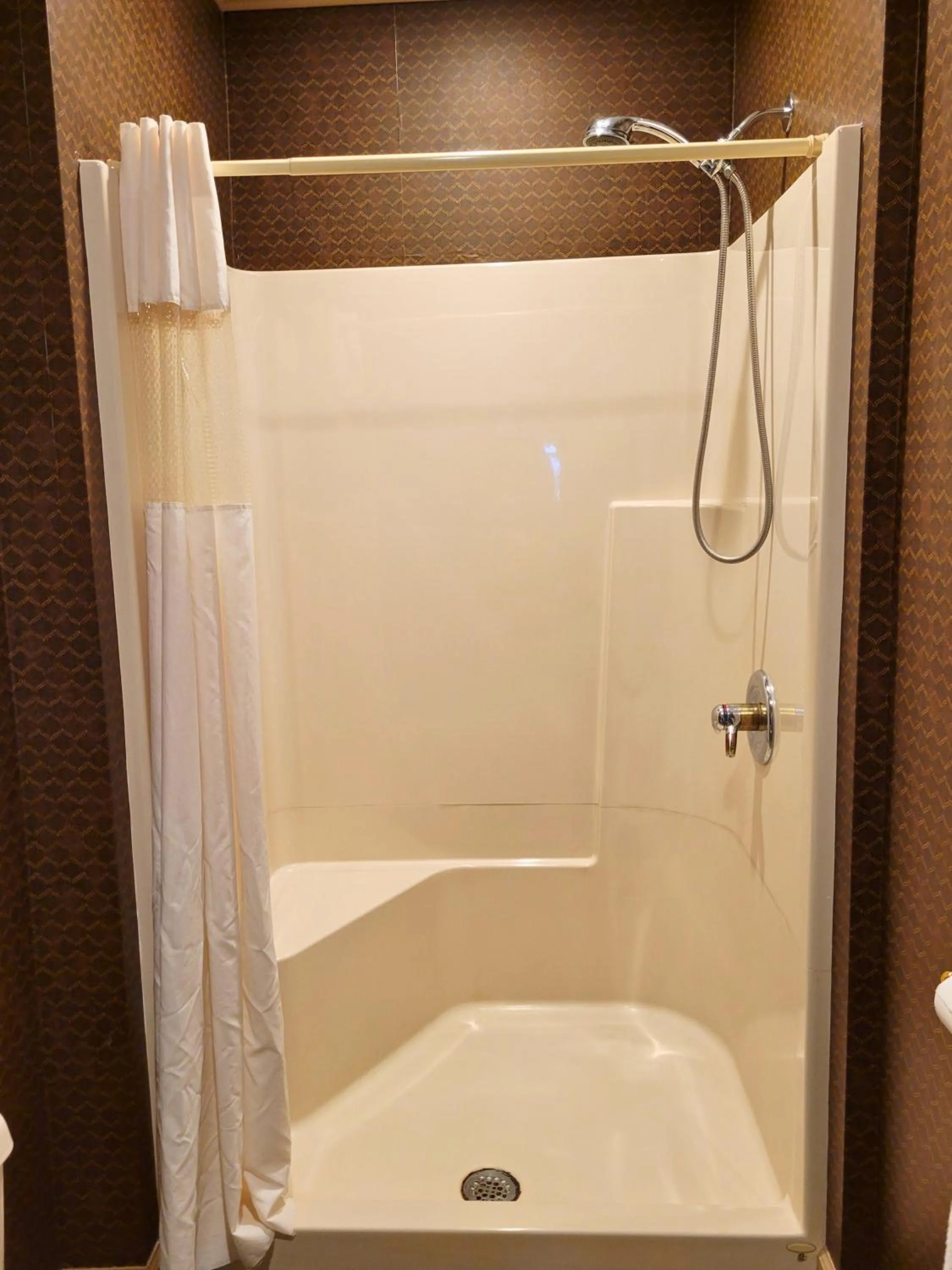 Shower in Altland House Inn & Suites