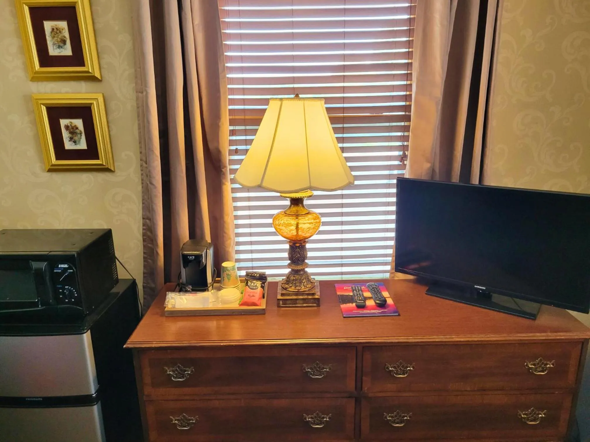 TV and multimedia in Altland House Inn & Suites