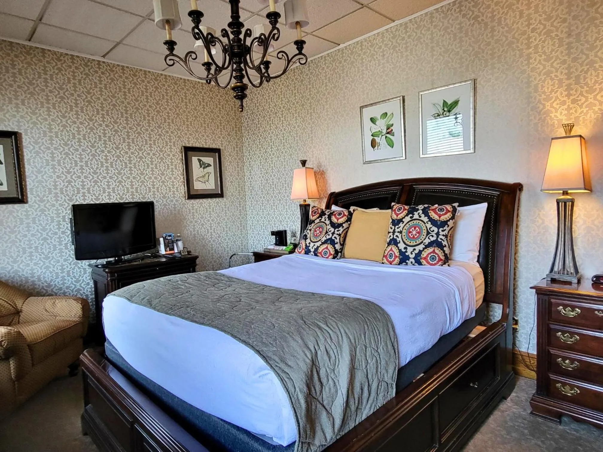 Bed in Altland House Inn & Suites