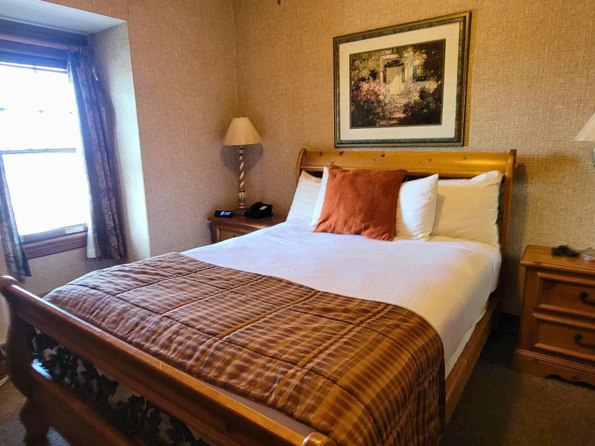 Bed in Altland House Inn & Suites
