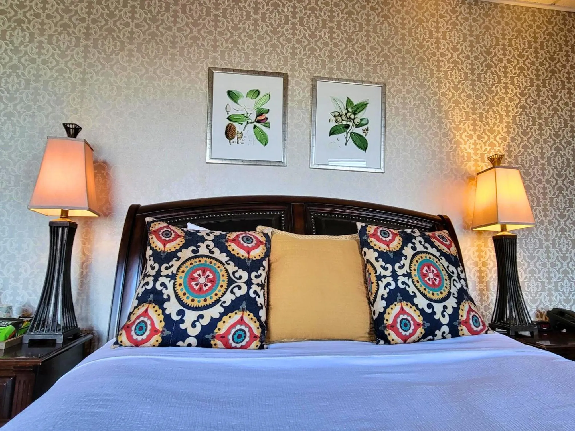 Bed in Altland House Inn & Suites