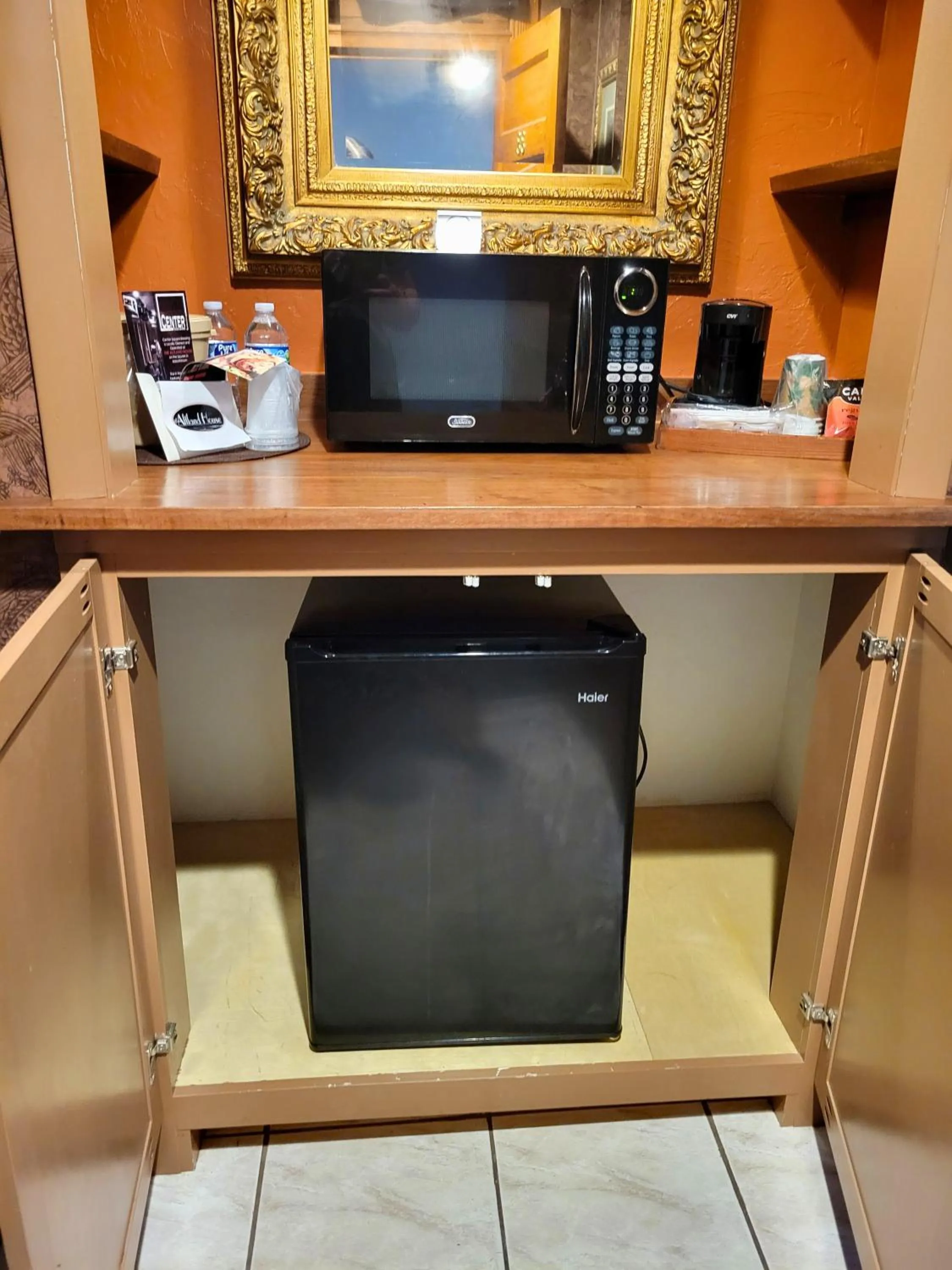 microwave in Altland House Inn & Suites