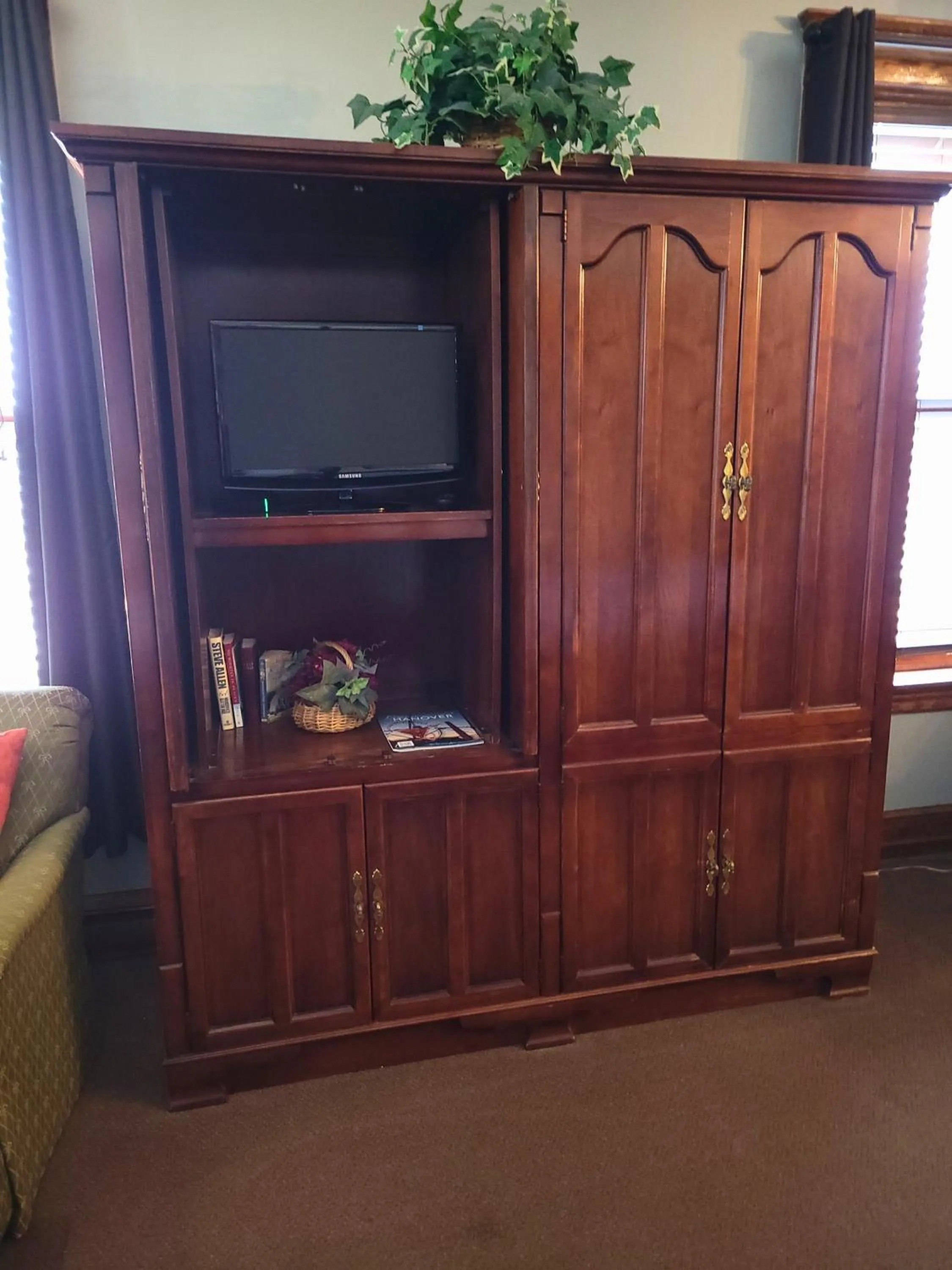 TV and multimedia in Altland House Inn & Suites