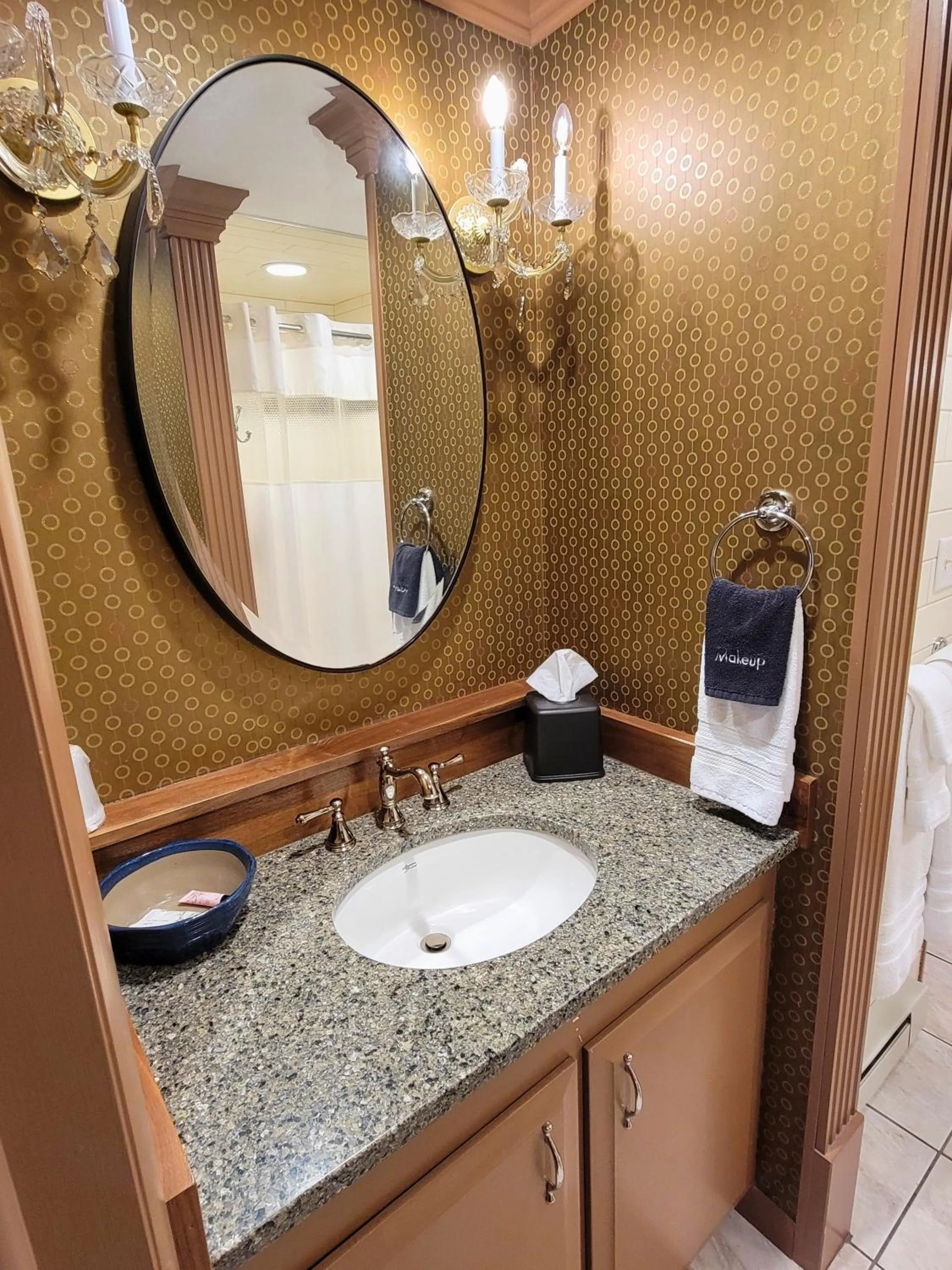 Bathroom in Altland House Inn & Suites