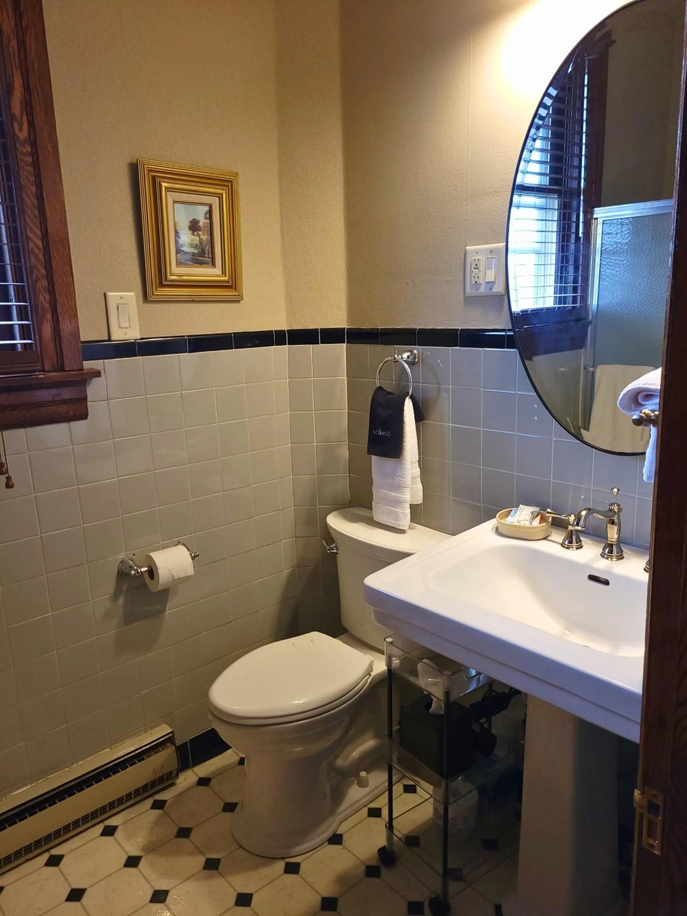 Toilet in Altland House Inn & Suites