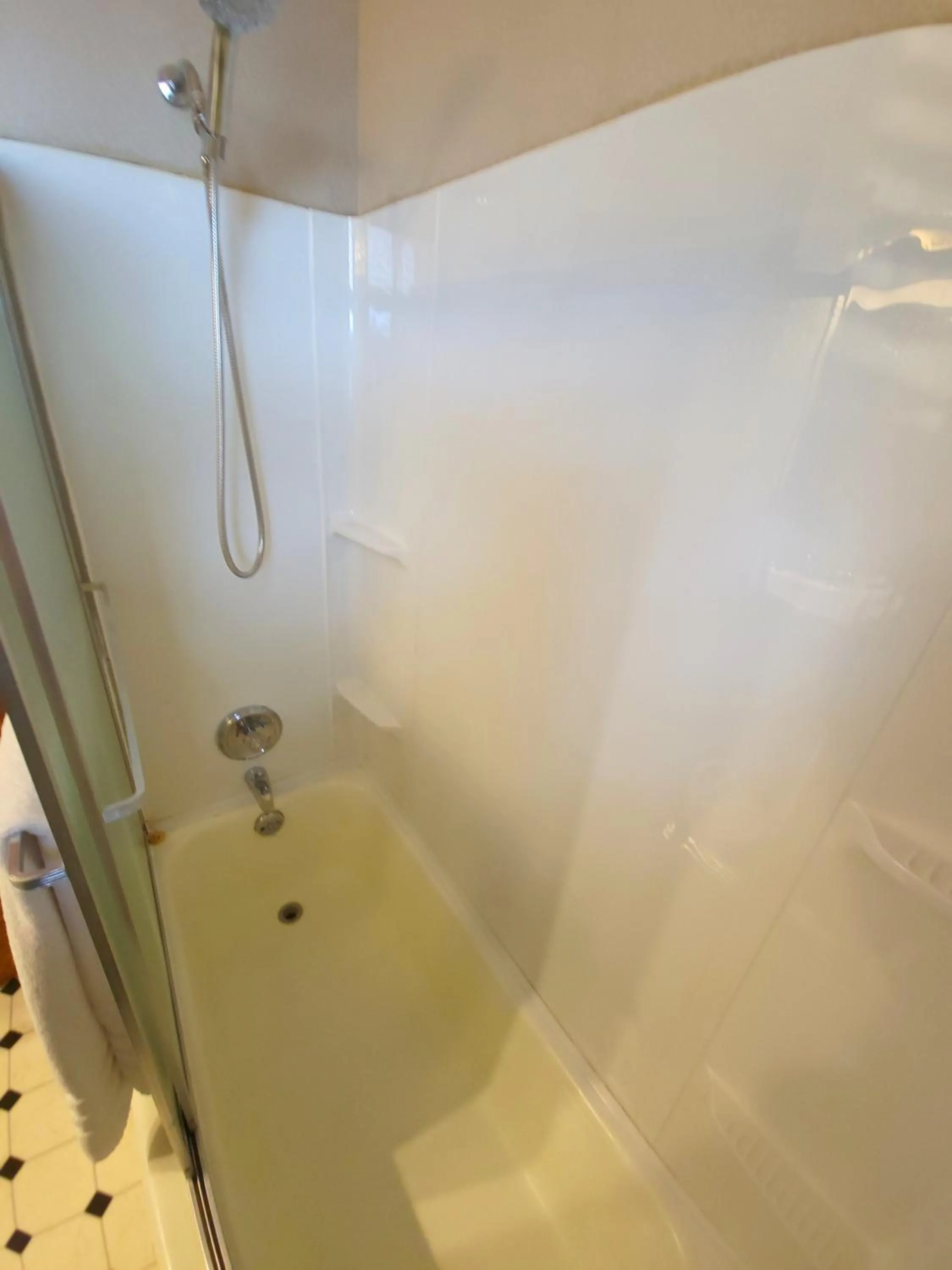 Shower in Altland House Inn & Suites