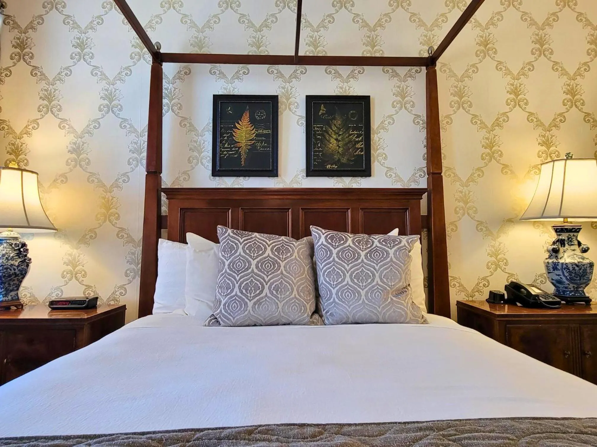 Bed in Altland House Inn & Suites