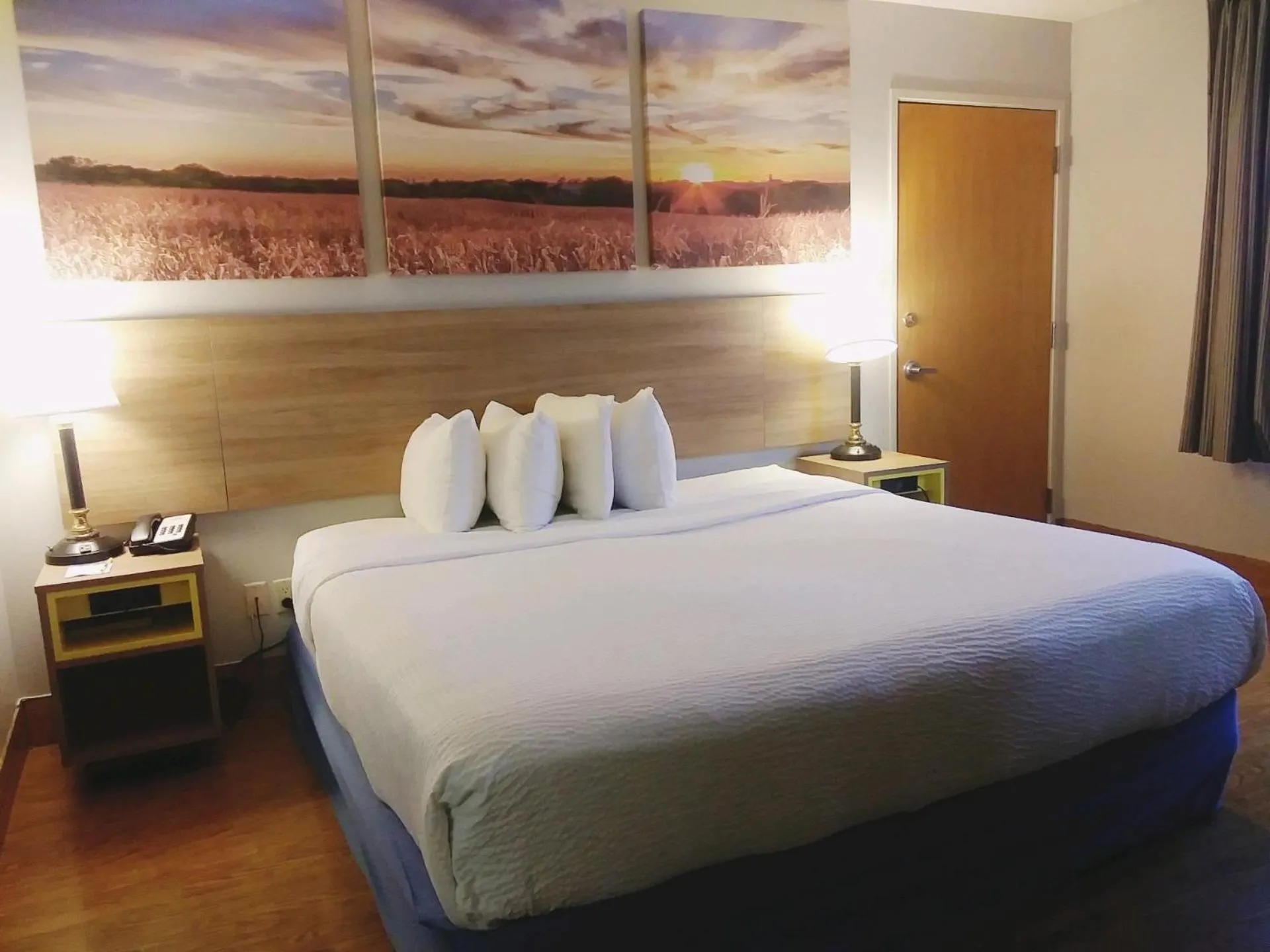 Bedroom, Bed in Days Inn by Wyndham Osage Beach Lake of the Ozarks