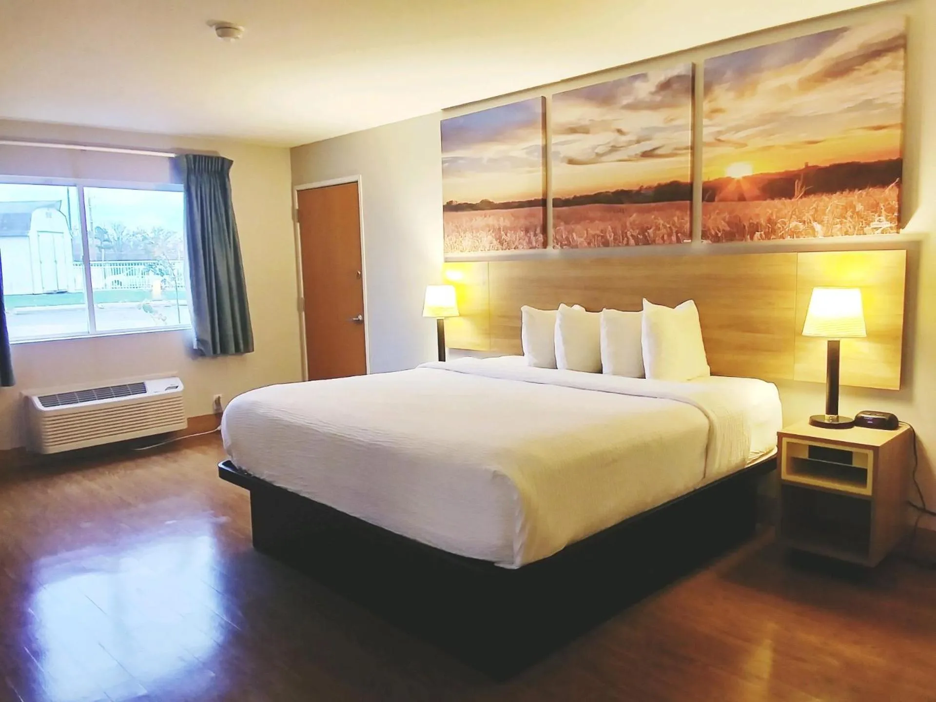 Bedroom, Bed in Days Inn by Wyndham Osage Beach Lake of the Ozarks