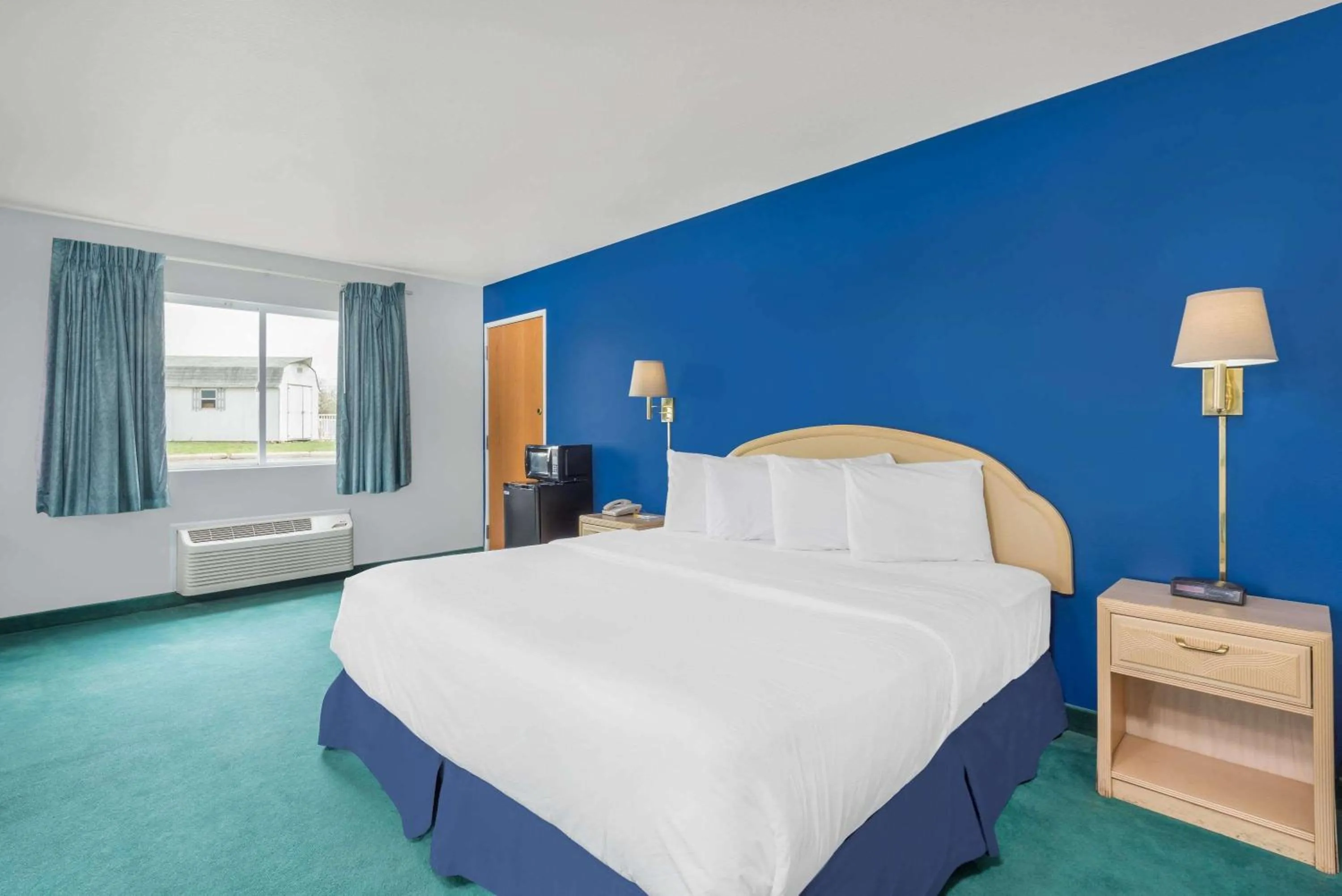 Photo of the whole room, Bed in Days Inn by Wyndham Osage Beach Lake of the Ozarks