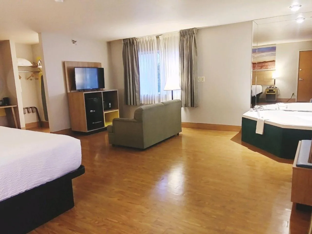 Bedroom, Bed in Days Inn by Wyndham Osage Beach Lake of the Ozarks