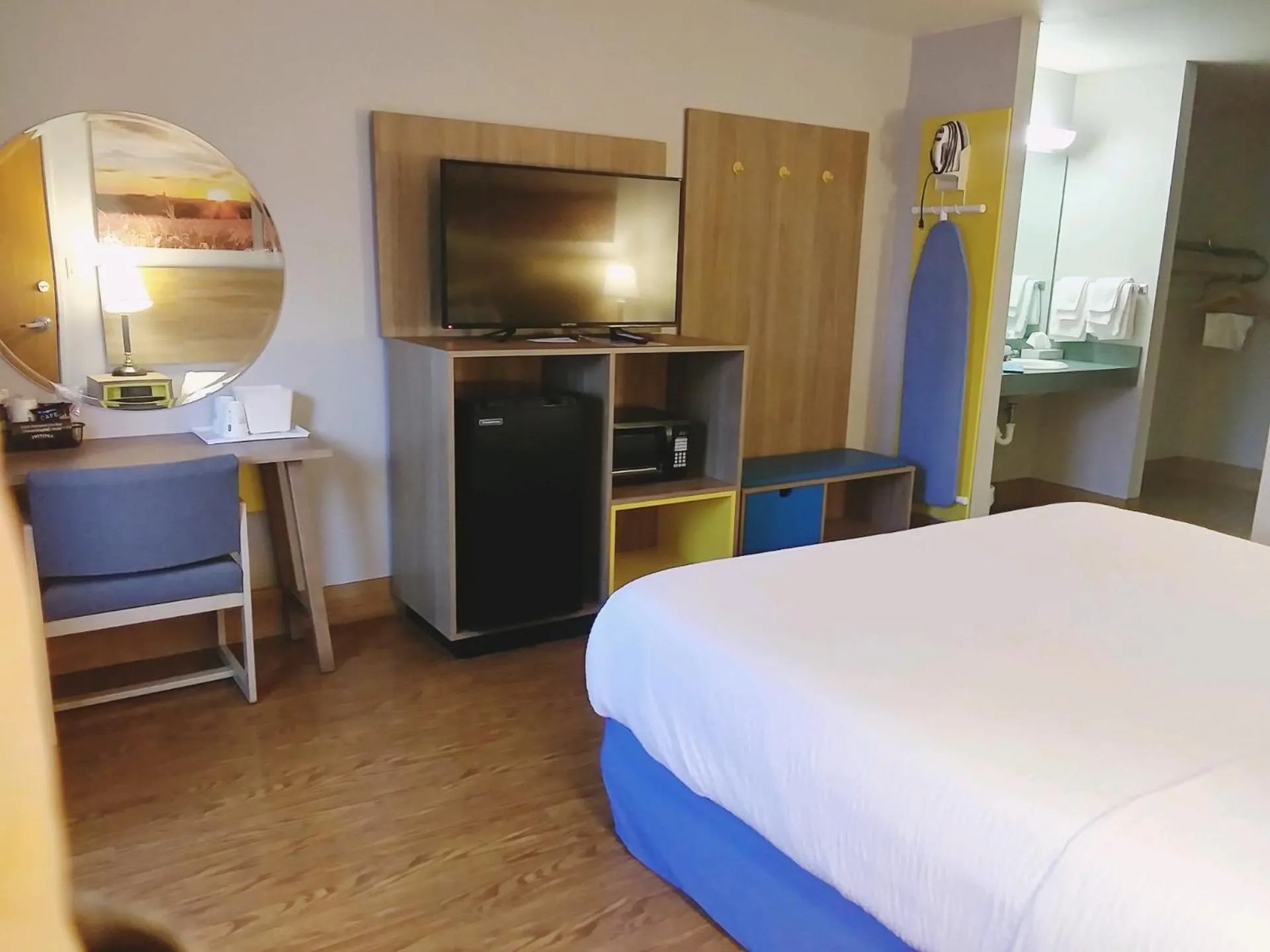 Bedroom, Bed in Days Inn by Wyndham Osage Beach Lake of the Ozarks