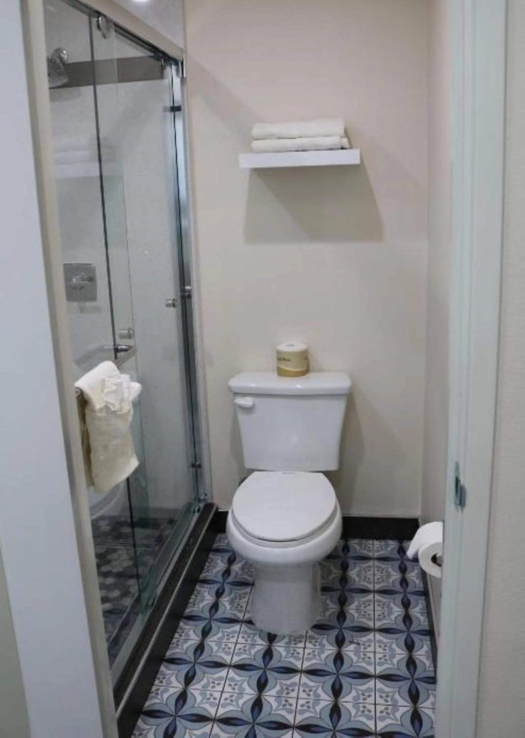 Bathroom in Motel 6 Vallejo, CA - Napa Valley