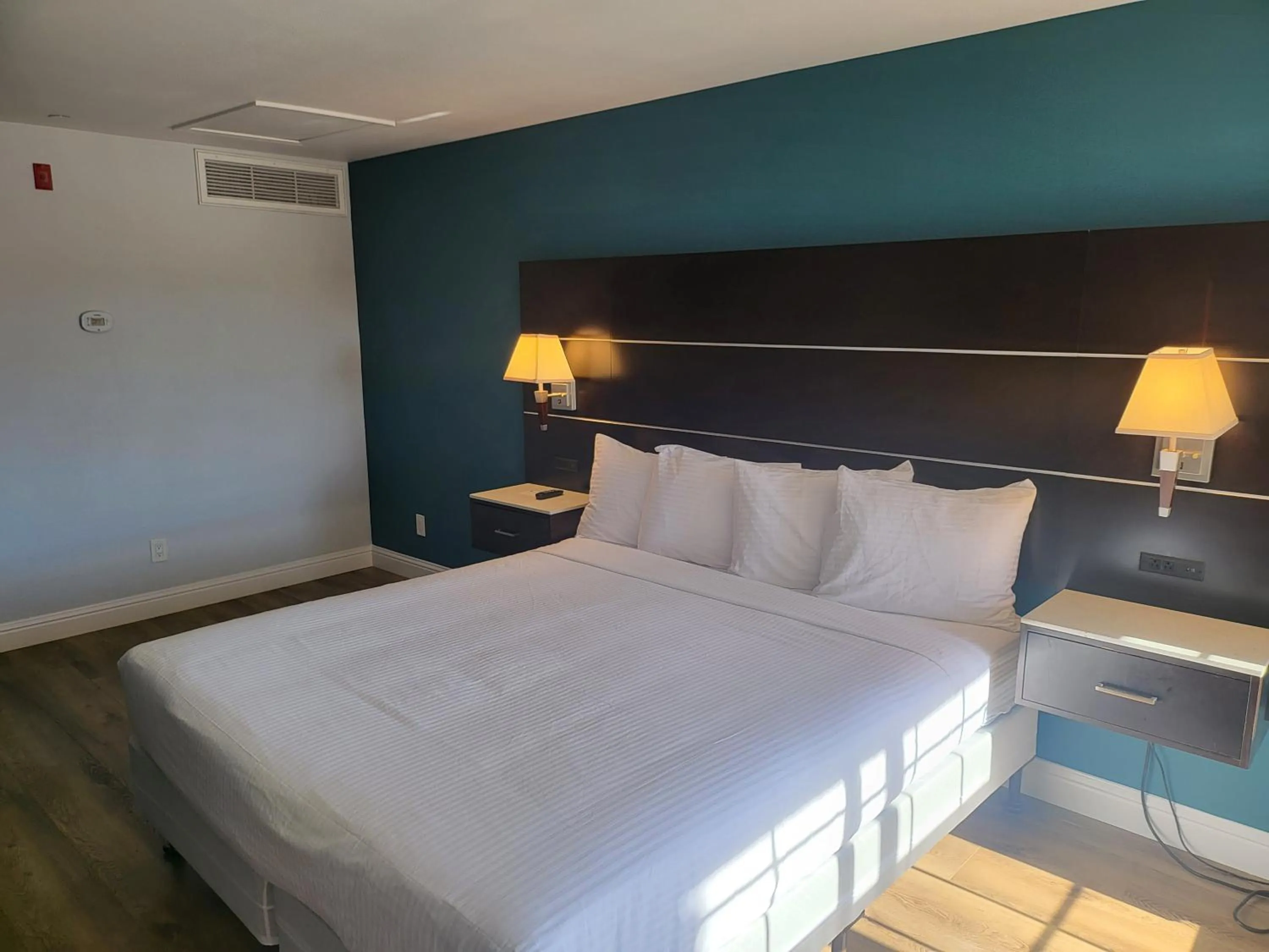 Bedroom, Bed in Motel 6 Vallejo, CA - Napa Valley