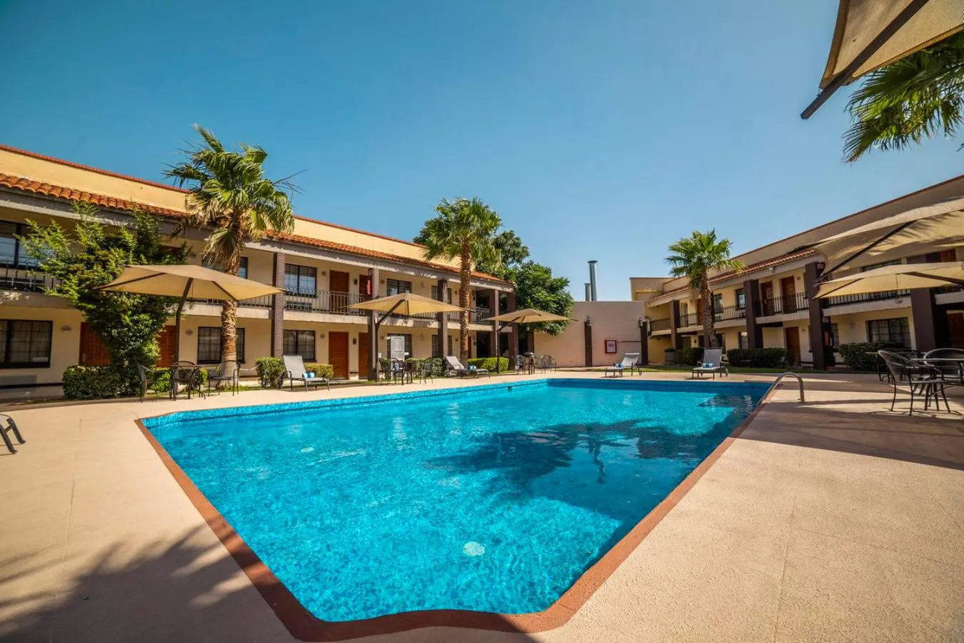 Swimming pool in Hotel Colonial Ciudad Juarez